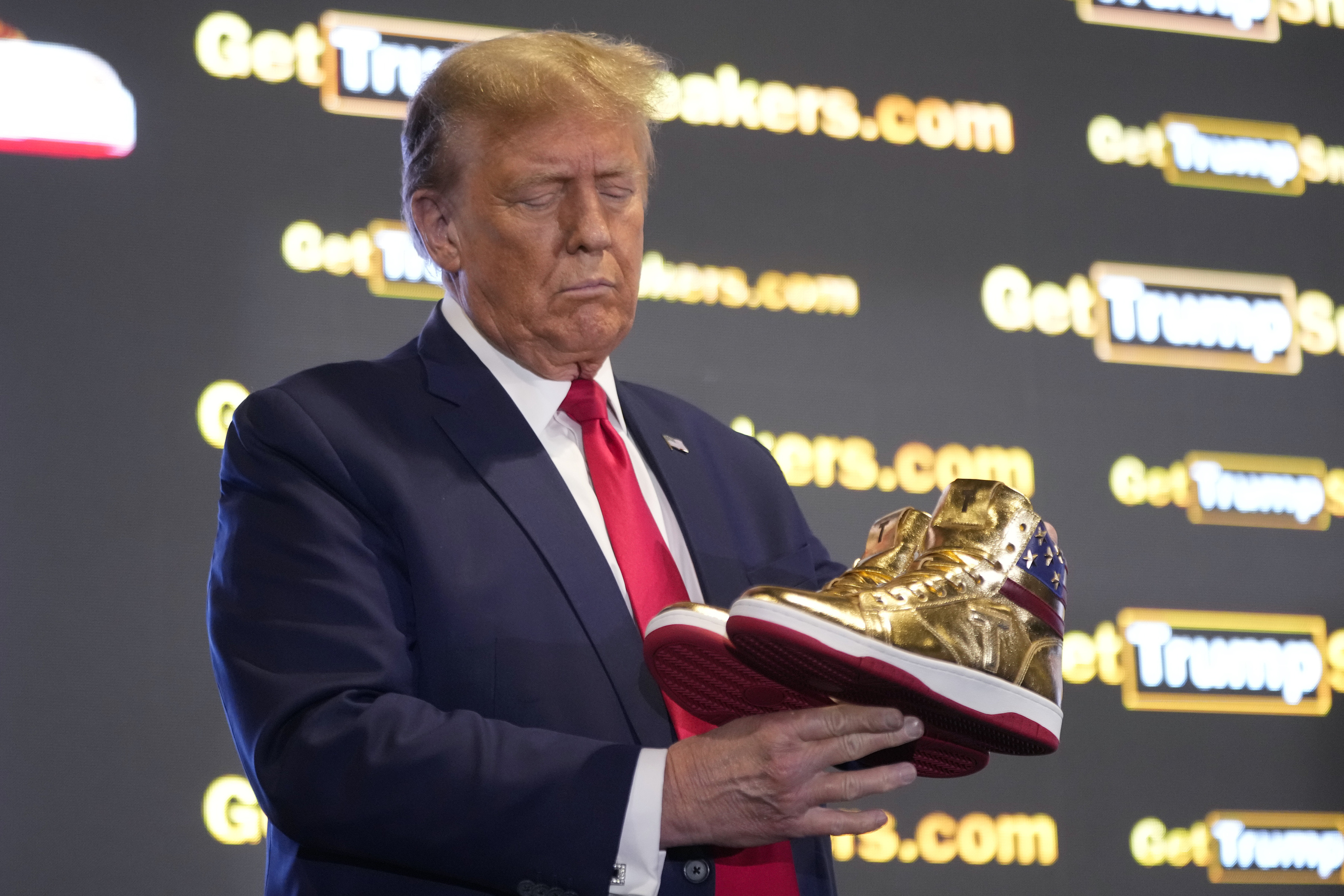 Trump lanza una marca de zapatillas tras la multa millonaria que le impuso un juez