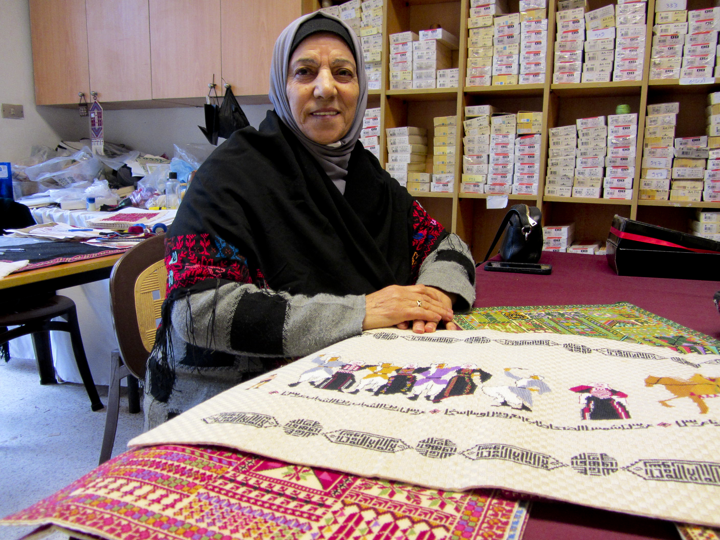 Hanan Zarura, en su taller en el campo de refugiados de Shatila (Beirut).