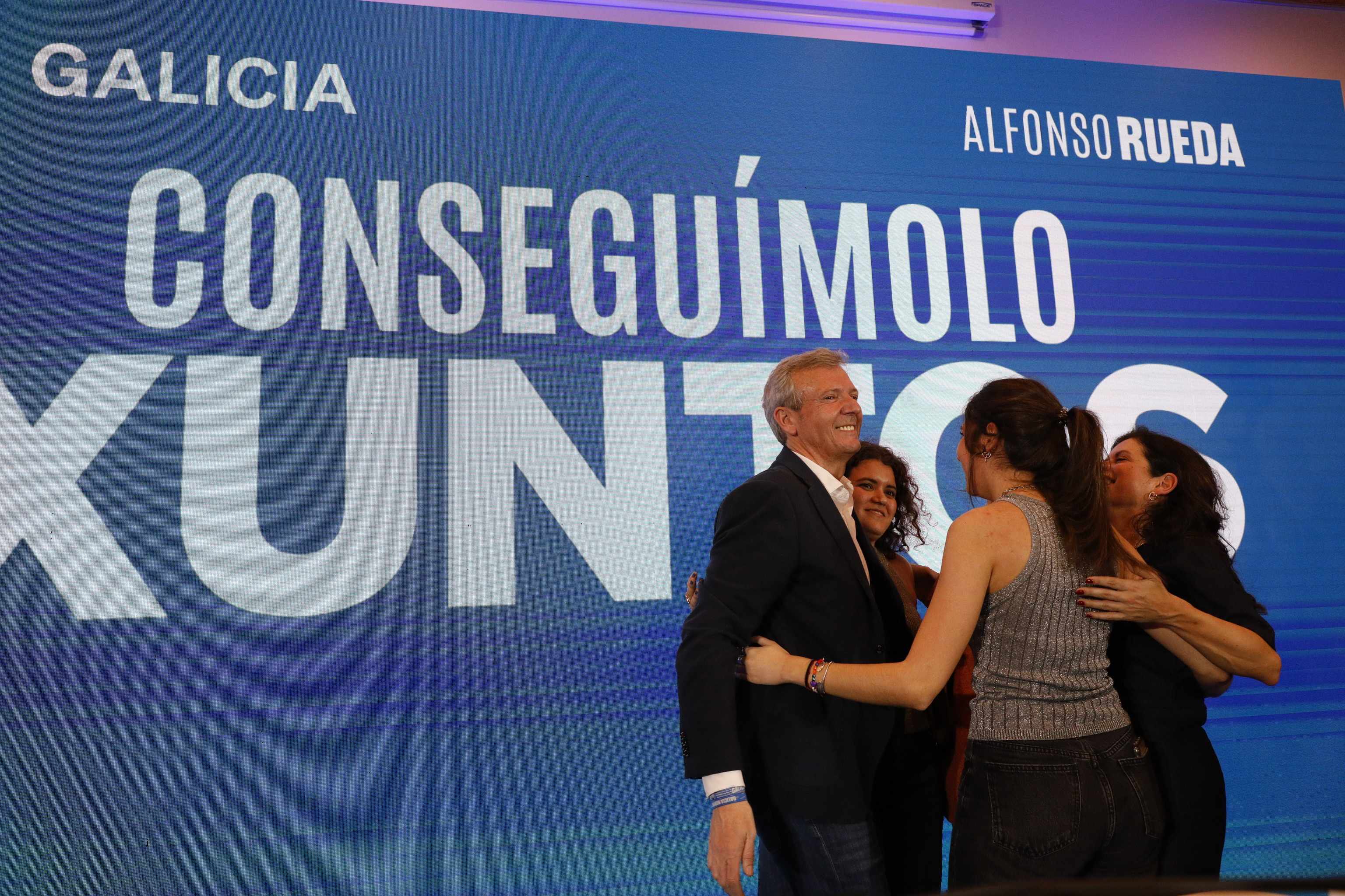 Alfonso Rueda, felicitado por su esposa y sus hijas.