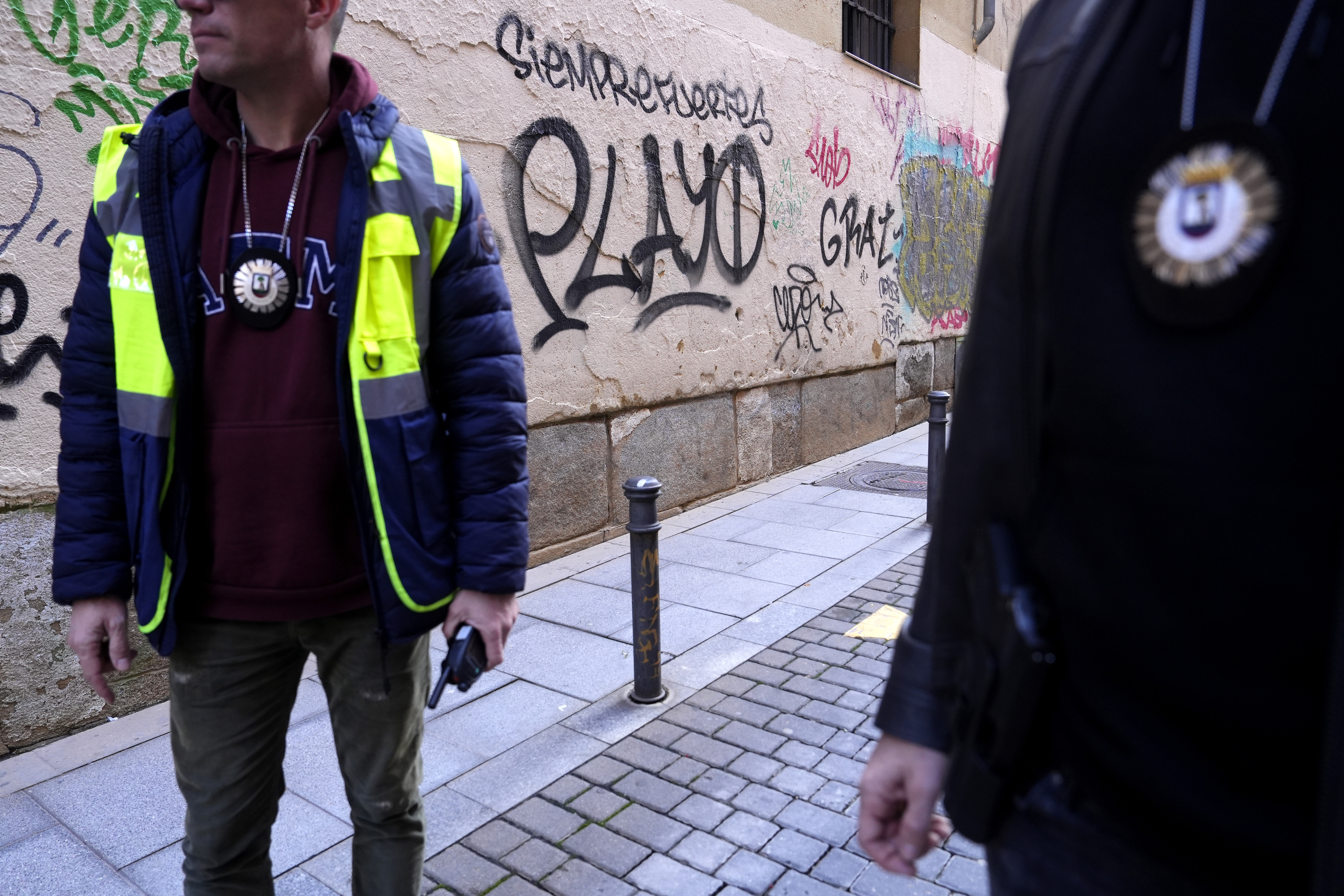 Dos agentes investigan una zona de grafitis