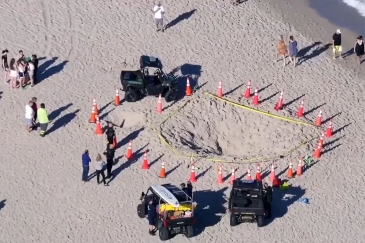 Muere una niña en Florida después de quedar enterrada en el hoyo que cavó en la playa