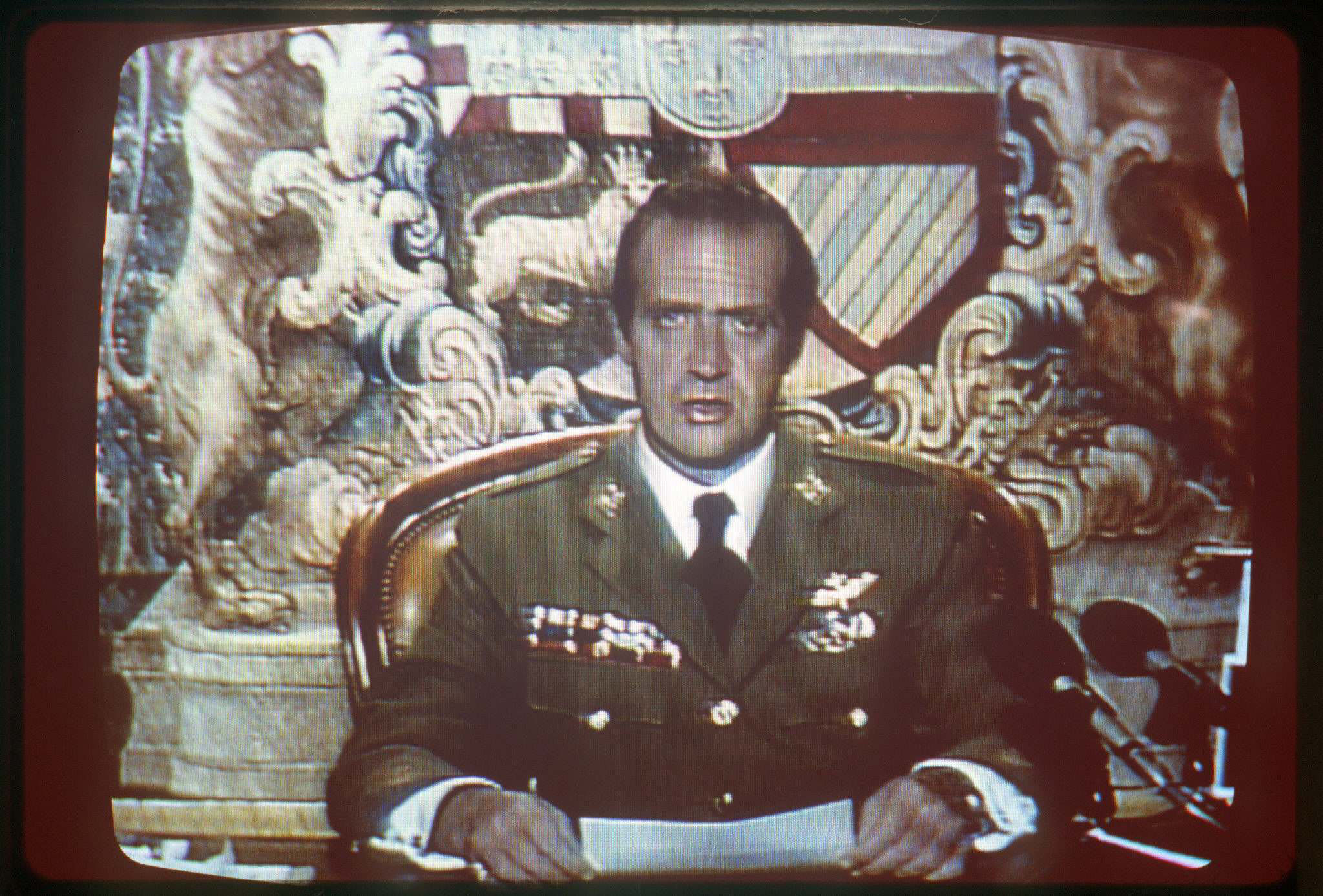 El Rey Juan Carlos I, durante su discurso televisivo que puso fin al golpe del 23-F de 1981.