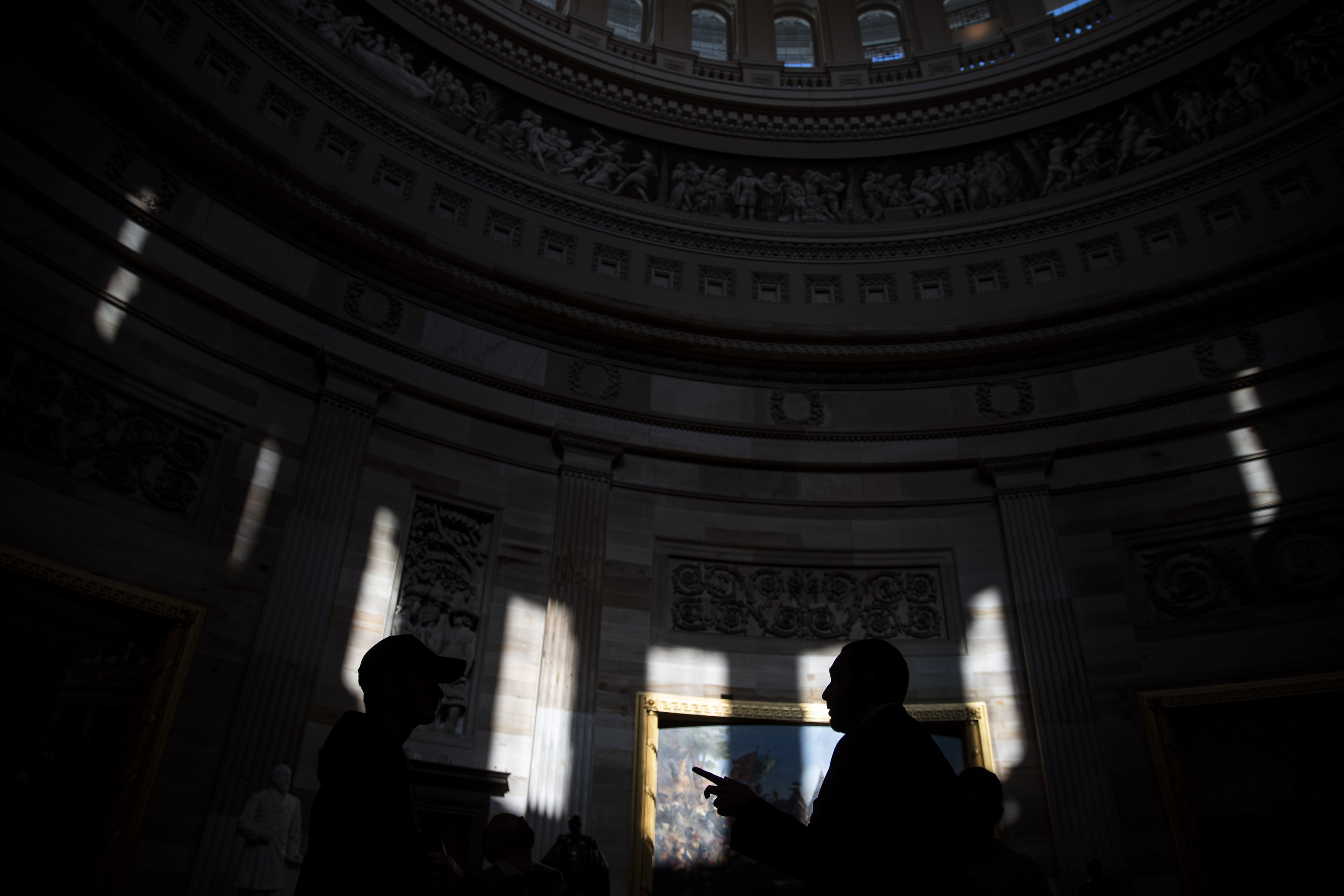 Visitantes en un tour guiado en la Rotonda del Capitolio de EEUU.