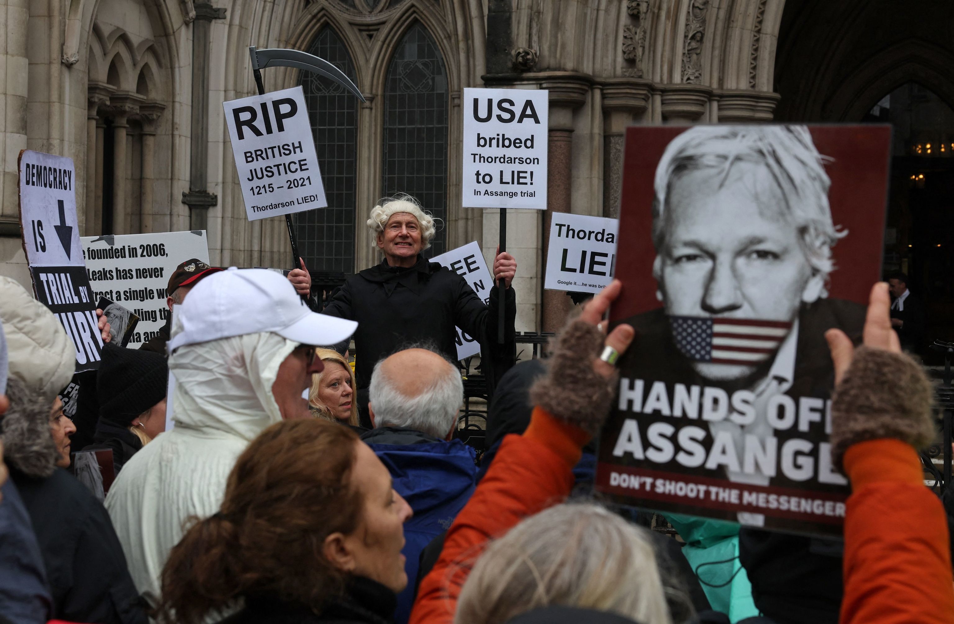 Los fiscales norteamericanos sostienen que Assange no puede ser tratado «como un periodista corriente»
