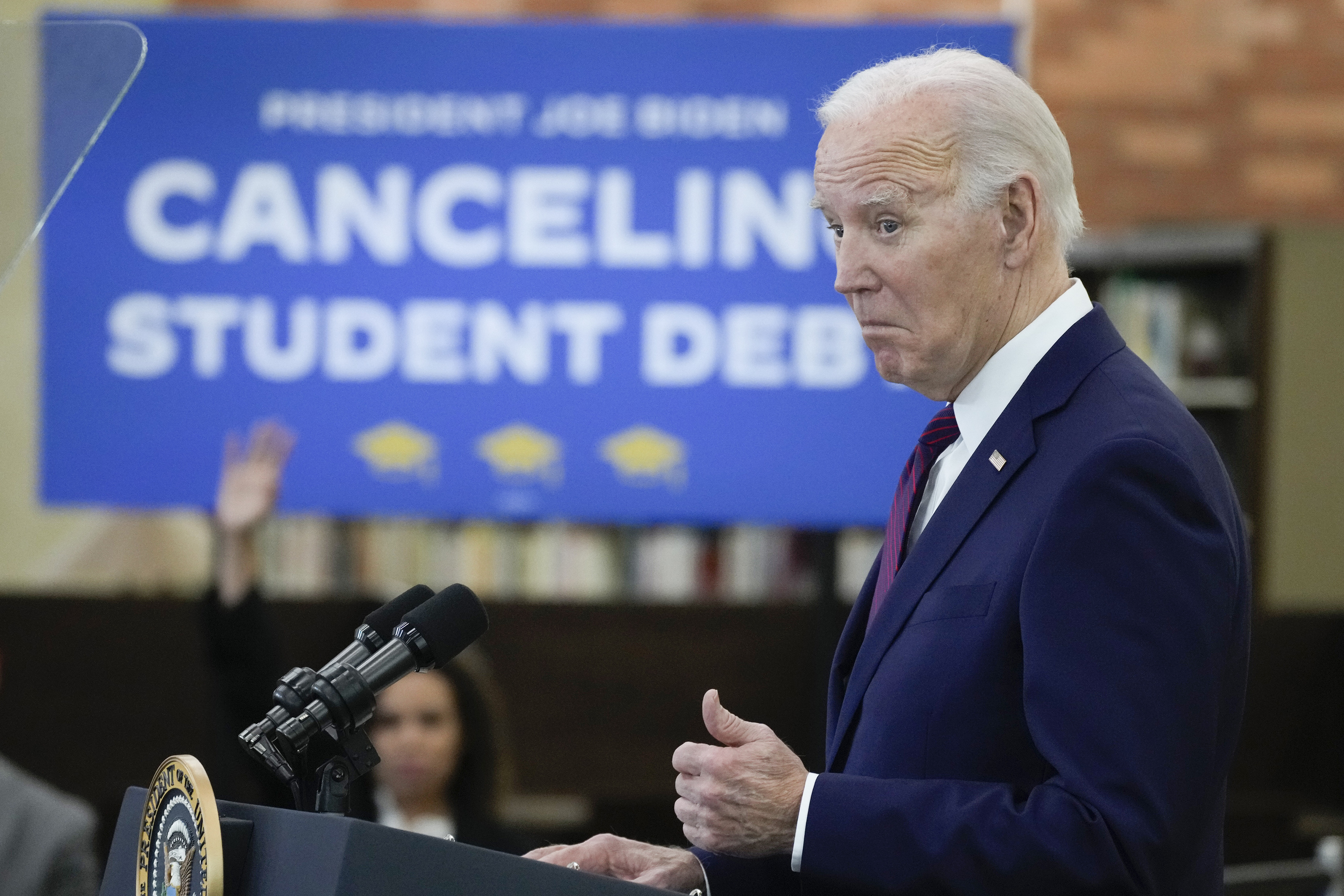 Biden afirma haber condonado deuda estudiantil de casi 4 millones de estadounidenses