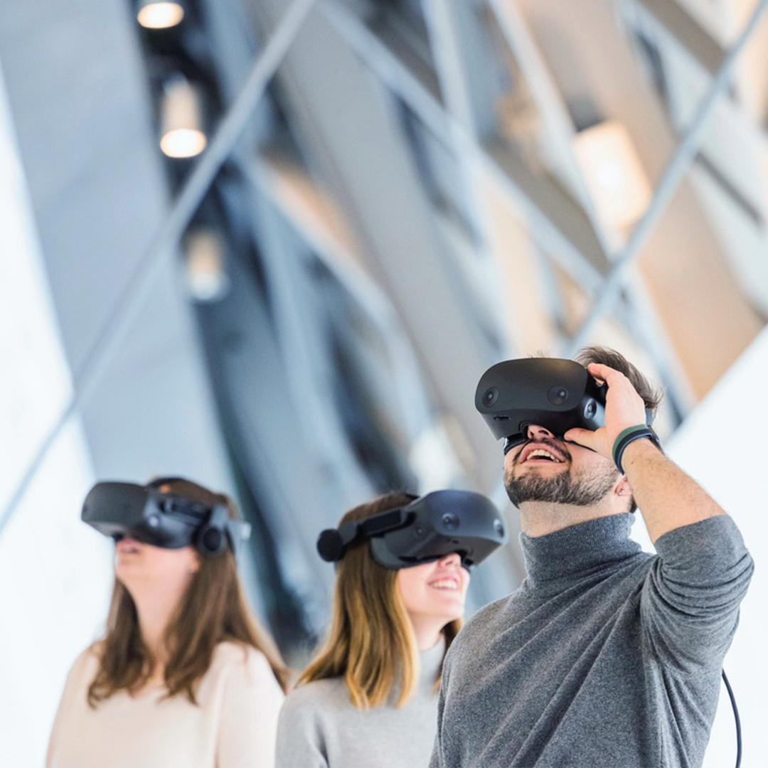 Tres personas, con gafas de realidad virtual.