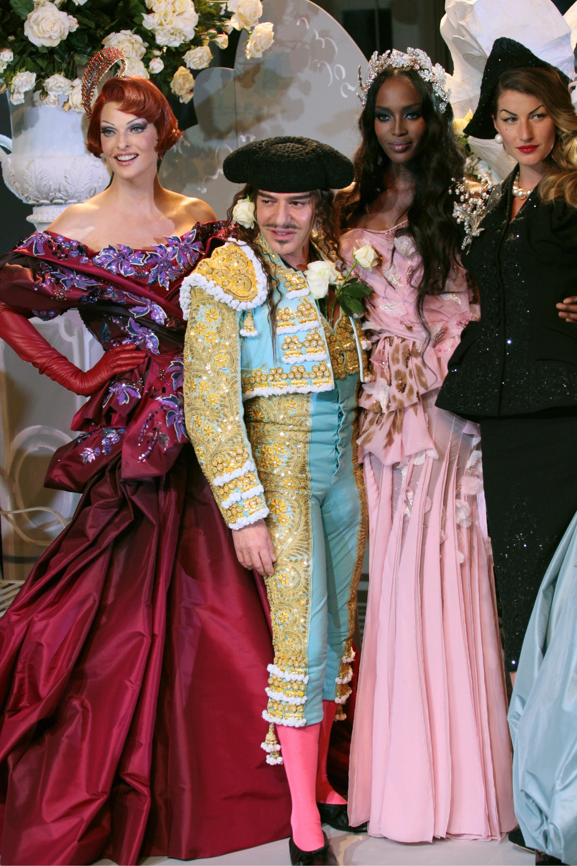 Galliano tras un desfile en 2007 con Linda Evangelista, Naomi Campbell y Gisele B