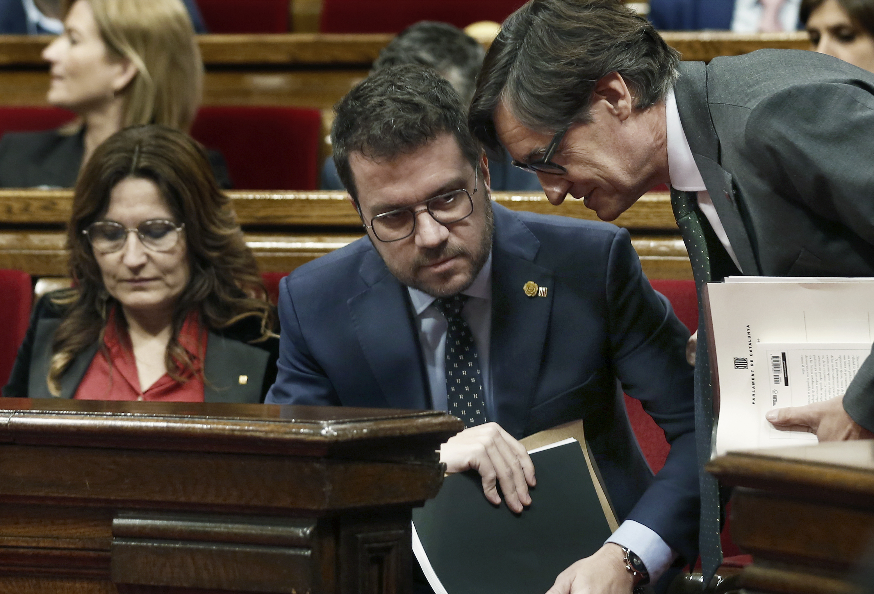 El presidente de la Generalitat, Pere Aragons, y Salvador Illa (PSC) en el Parlament.