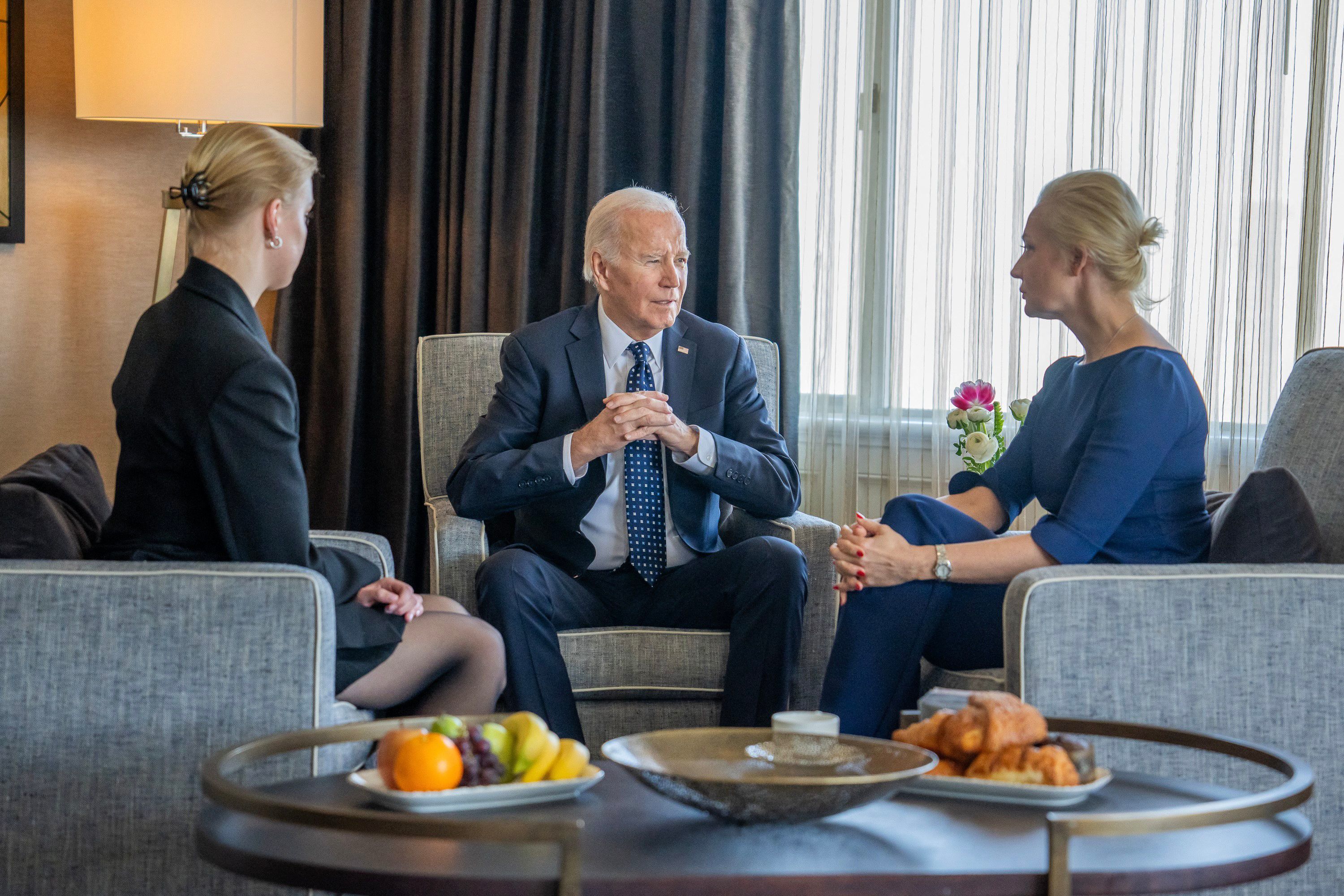 Biden se reúne en San Francisco con la viuda de Navalny y su hija y anuncia un nuevo paquete de sanciones «contra Putin, responsable de su muerte»