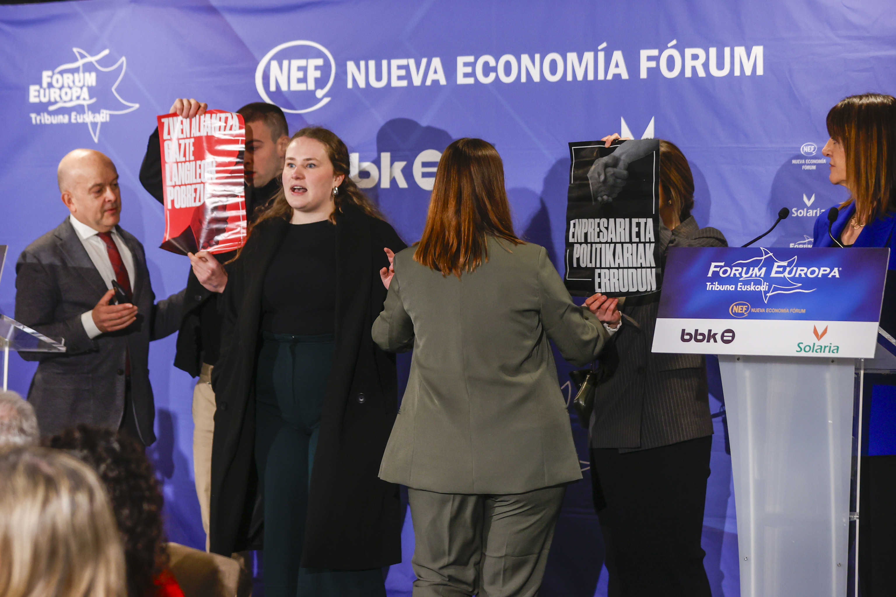 Mendia, a la izquierda de la imagen, observa la protesta pacífica de los jóvenes de EHKS que denunciaban la precariedad laboral de los jóvenes en Euskadi.