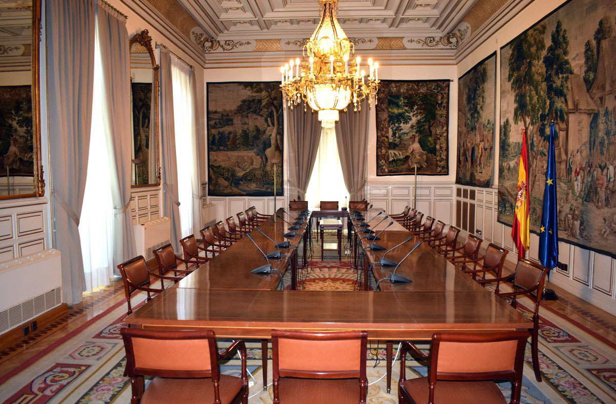 Sala de reuniones en el interior del palacio de Villamejor.