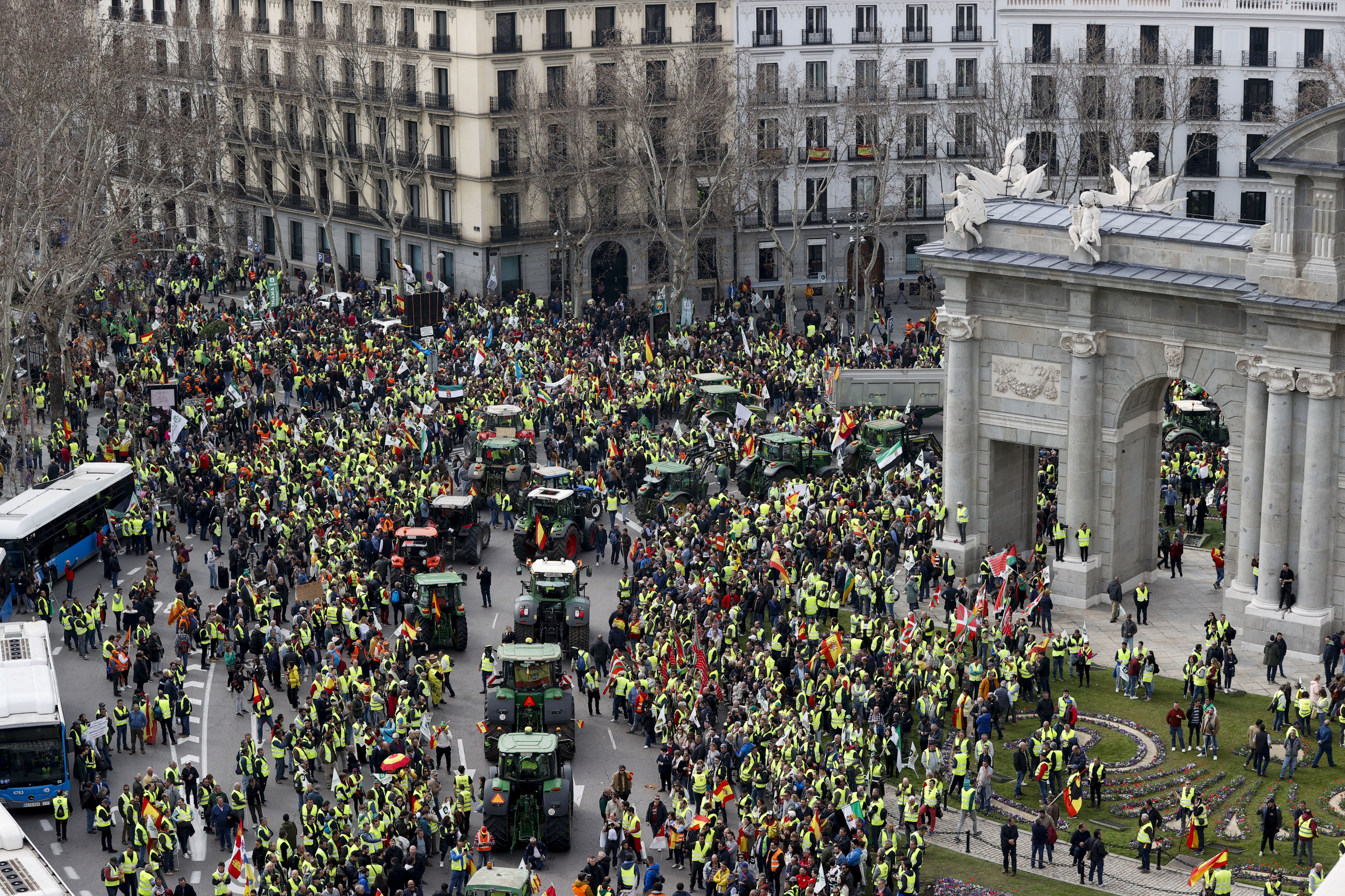 Planas llega a Bruselas con las ‘cláusulas espejo’ perdidas y los agricultores mantienen el pulso al Gobierno en la calle