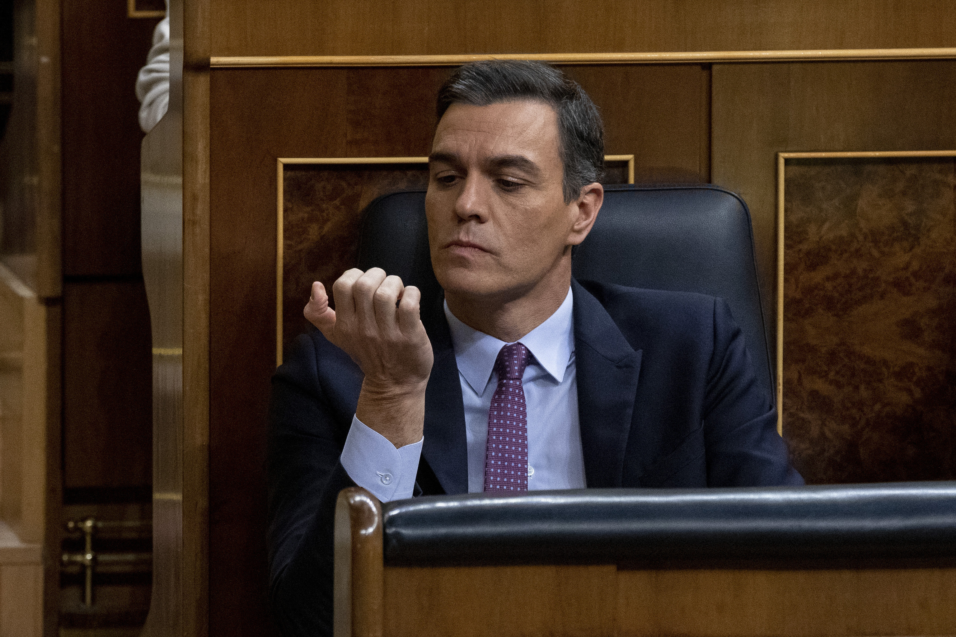 Pedro Sánchez, a punto de darse un banquete de uñitas en el Congreso.