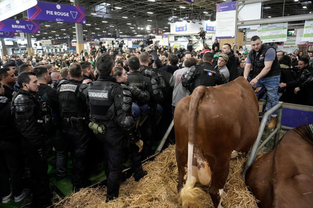 Macron inaugura el salón de la agricultura en París entre peleas, insultos y promesas protegido por antidisturbios