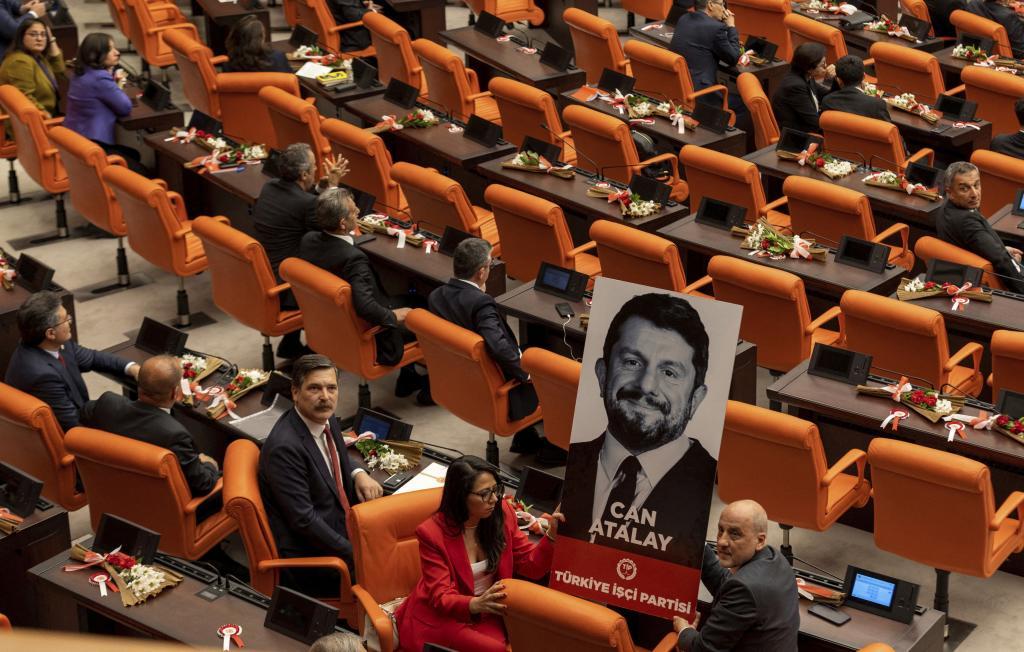 Tormenta judicial en Turquía: choque de tribunales por un diputado opositor encarcelado