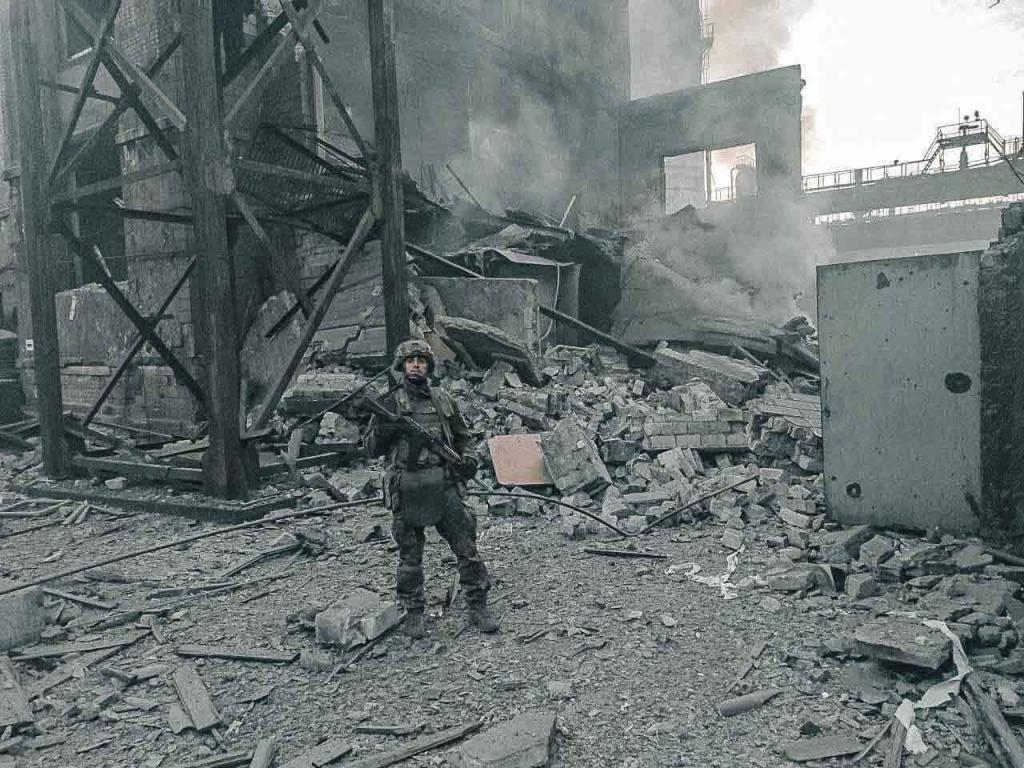 Olexander Ivantsov, combatiendo en las ruinas de la planta de Azovstal, en mayode 2022, junto a sus compañeros de la Brigada Azov.