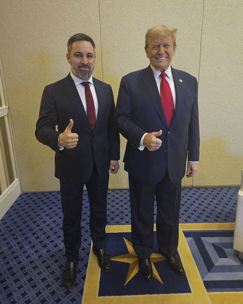 Santiago Abascal y Donald Trump posan juntos, este sbado, en Washington.