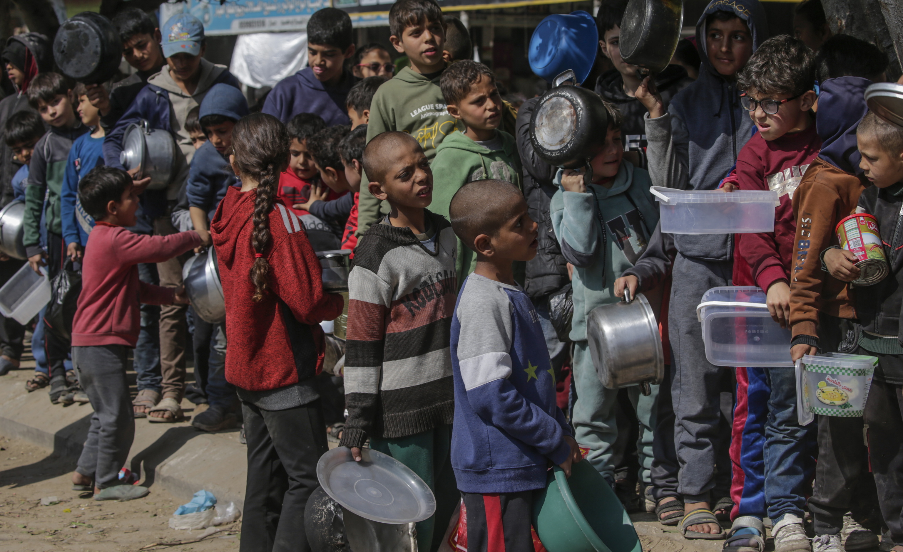 Cientos de personas hambrientas huyen del norte de Gaza hacia el sur de la Franja