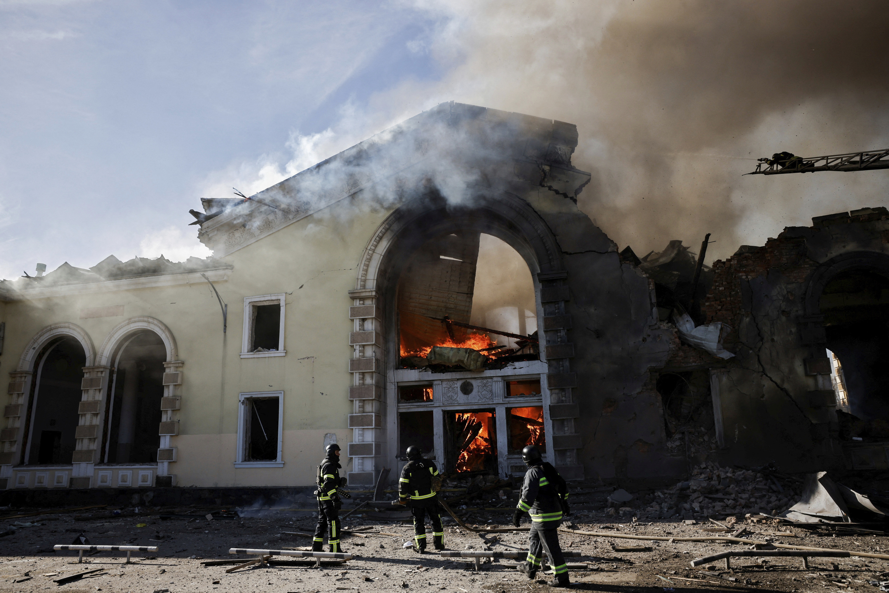 Un equipo de bomberos trabaja tras el ataque ruso que destruyó, ayer, la estación de tren de Konstantinivka.
