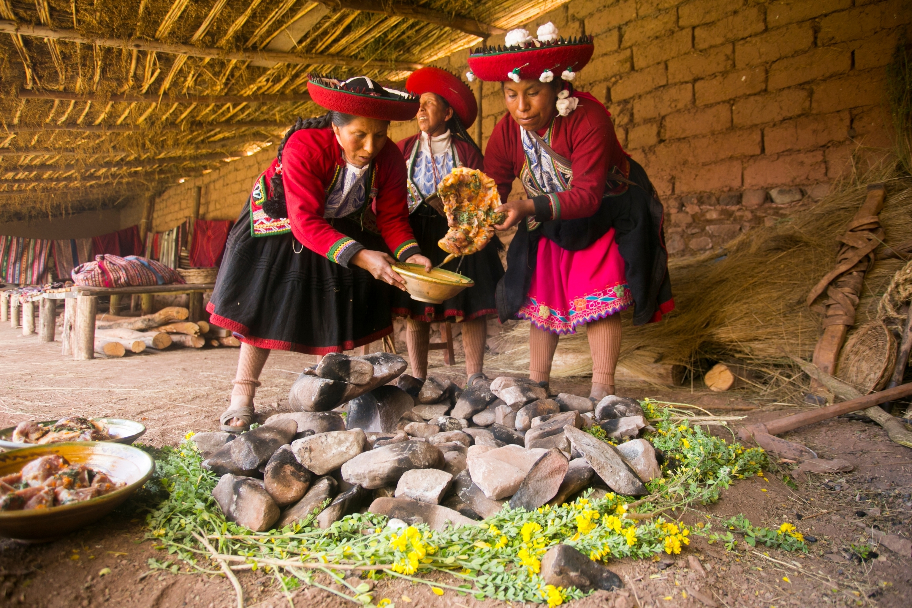 Mujeres quechua cocinan pachamanca en el Valle Sagrado.