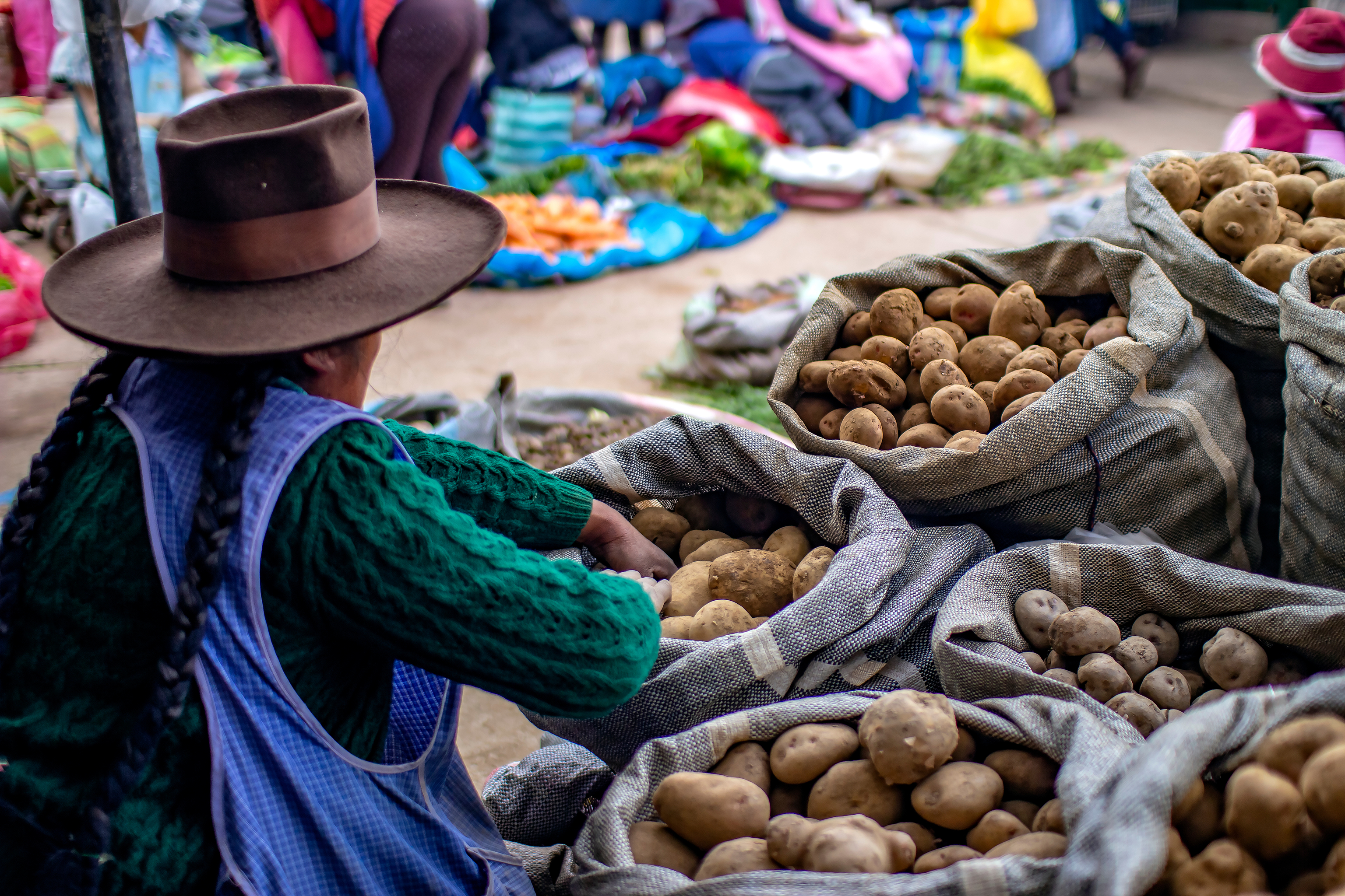 Puesto de venta de papas en un mercado de Cuzco.