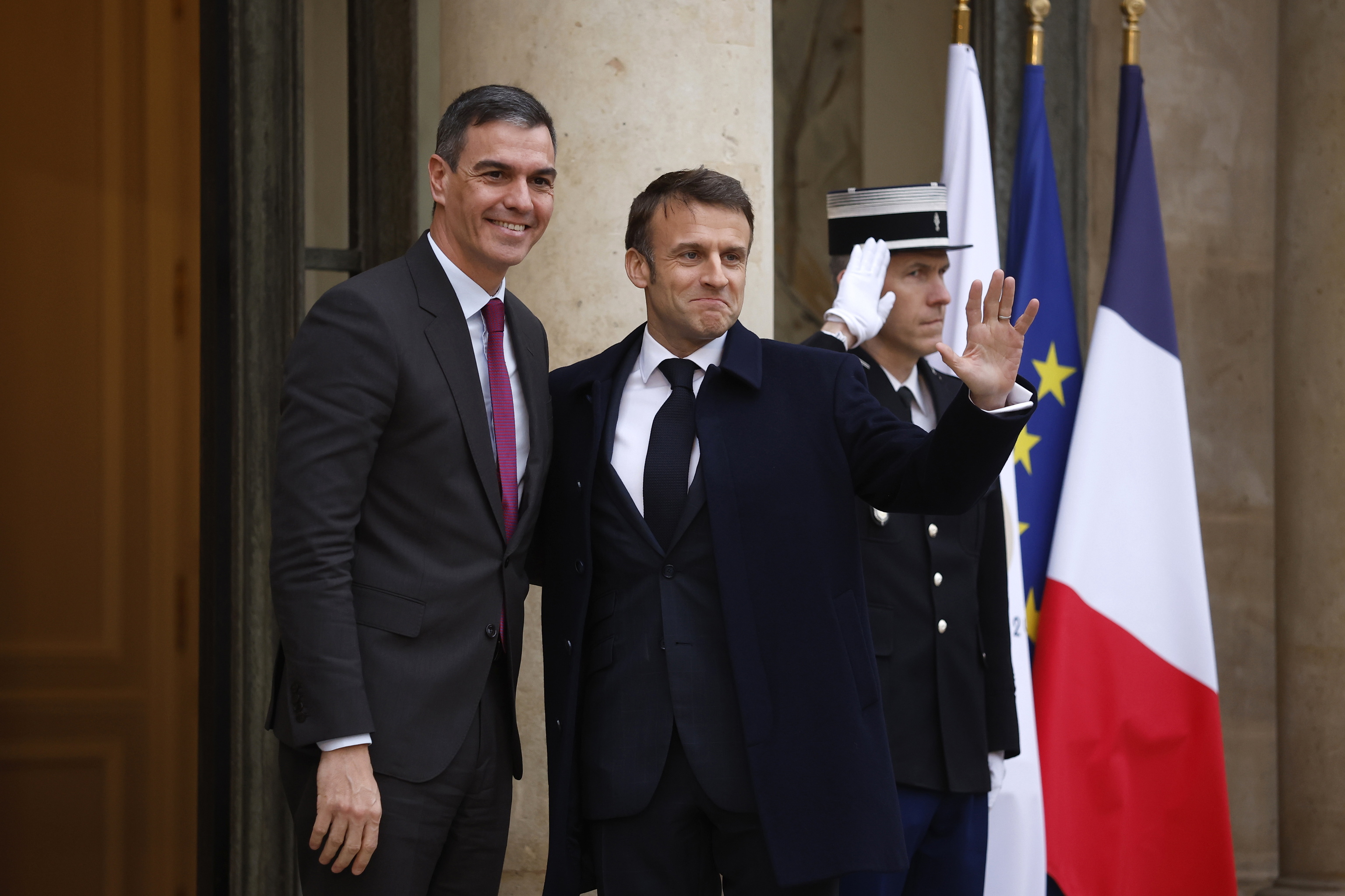 Emmanuel Macron da la bienvenida a Pedro Sánchez al Elíseo antes de la conferencia de apoyo a Ucrania.