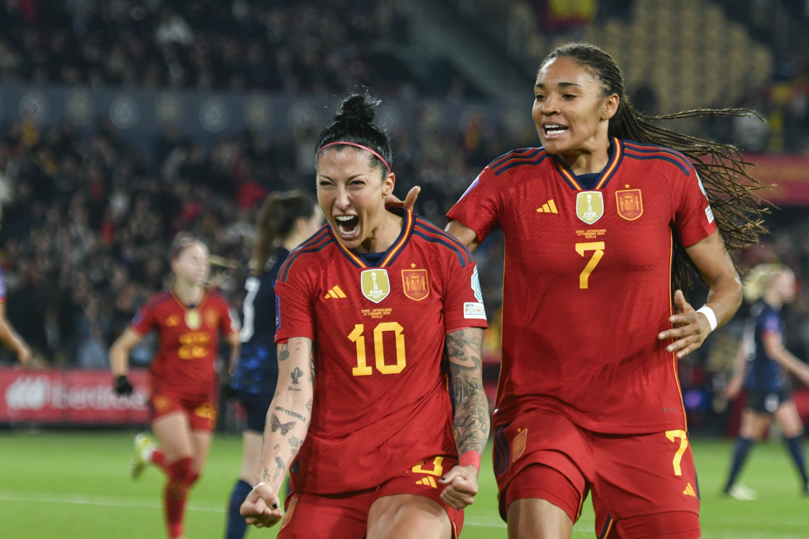 Jenni Hermoso y Salma Paralluelo celebrando el primer gol de Espaa ante Paises Bajos.
