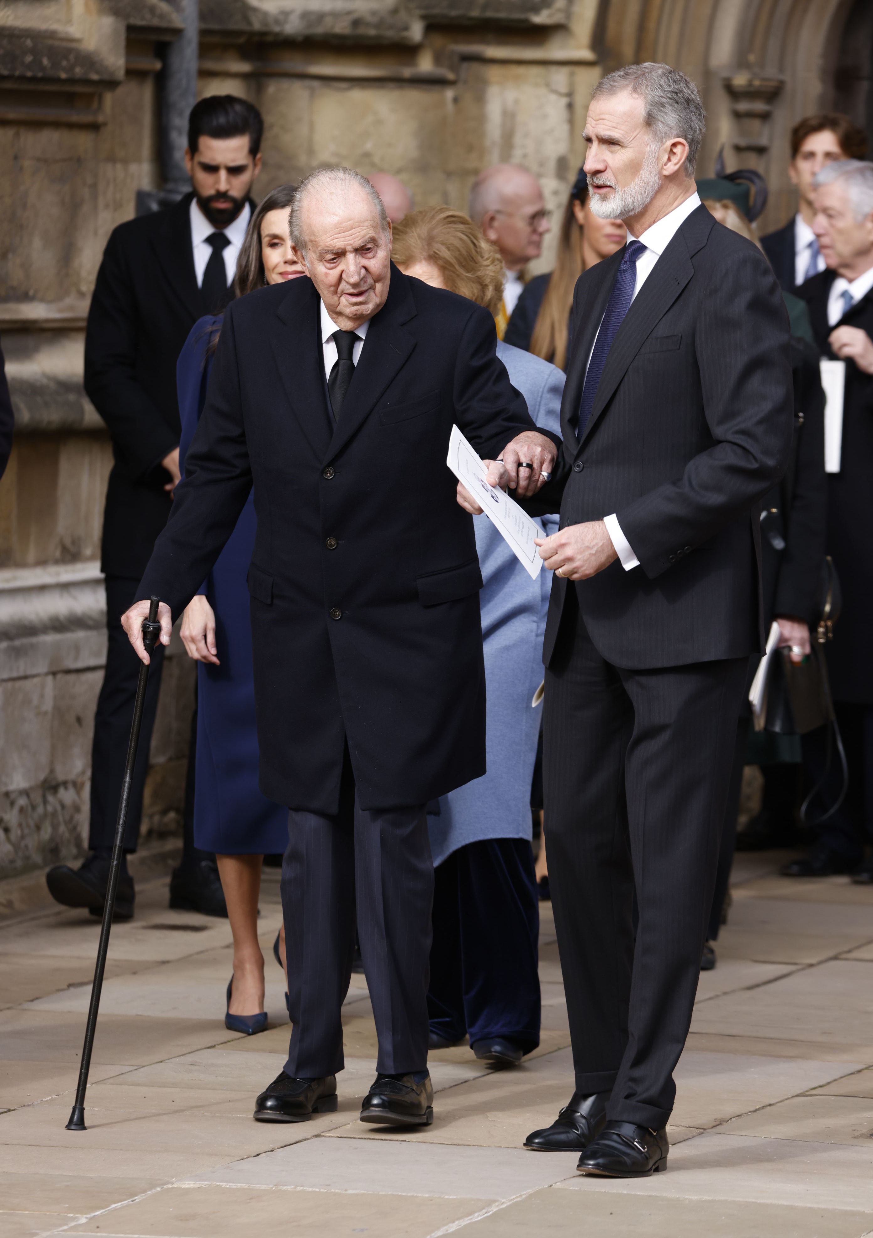 El Rey Juan Carlos y el Rey Felipe VI durante el funeral de Constantino II