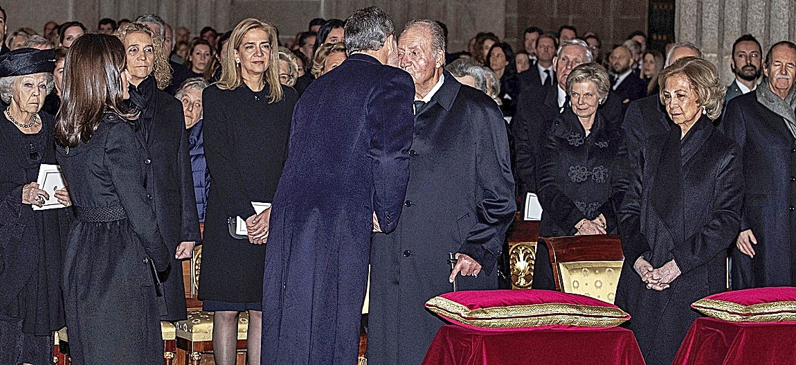 El 29 de enero de 2020, los Reyes Don Felipe y Doa Letizia presidieron el funeral por la Infanta DoaPilar. El beso de Felipe VI a su padre fue su ltimo gesto de normalidad en pblico.