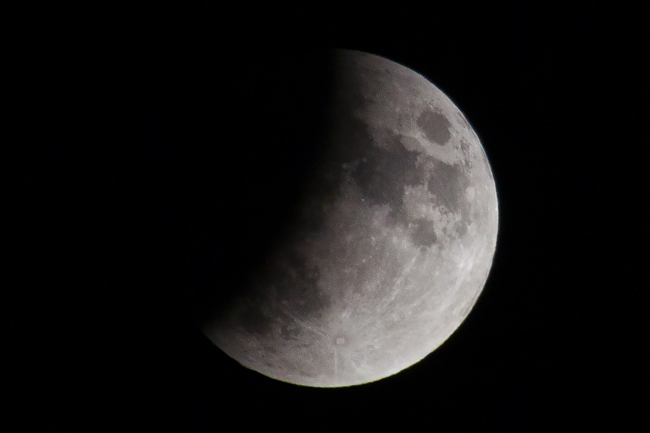 La Luna en una de sus fases durante un eclipse.