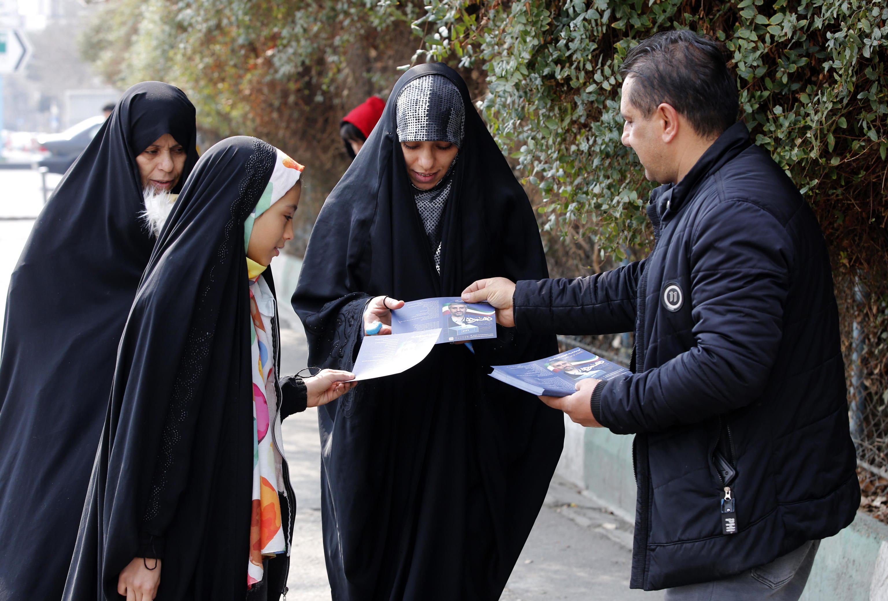 Reparto de propaganda electoral junto a una mezquita en Teherán.