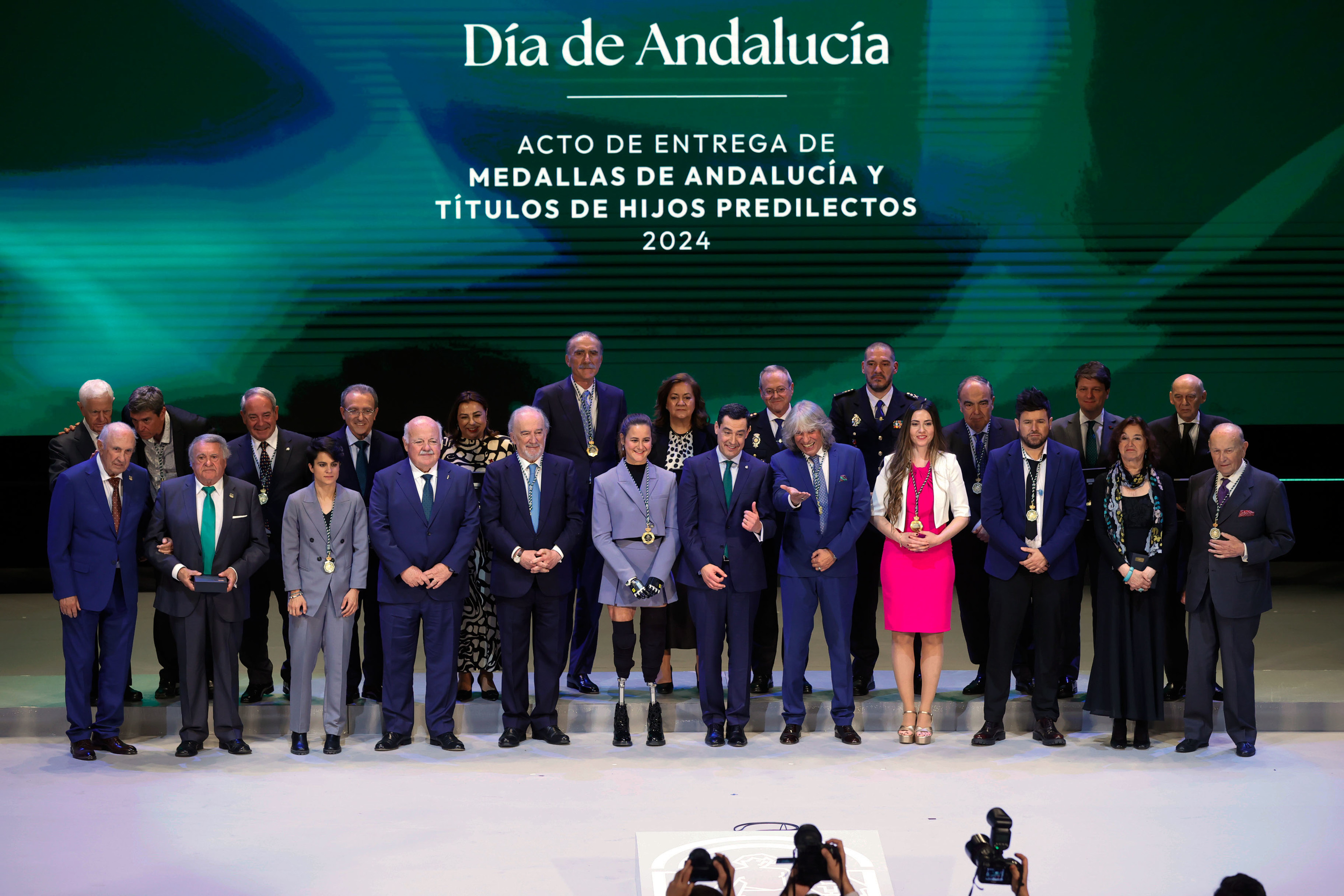 Juanma Moreno, en el centro, durante la entrega de las Medallas de Andaluca.