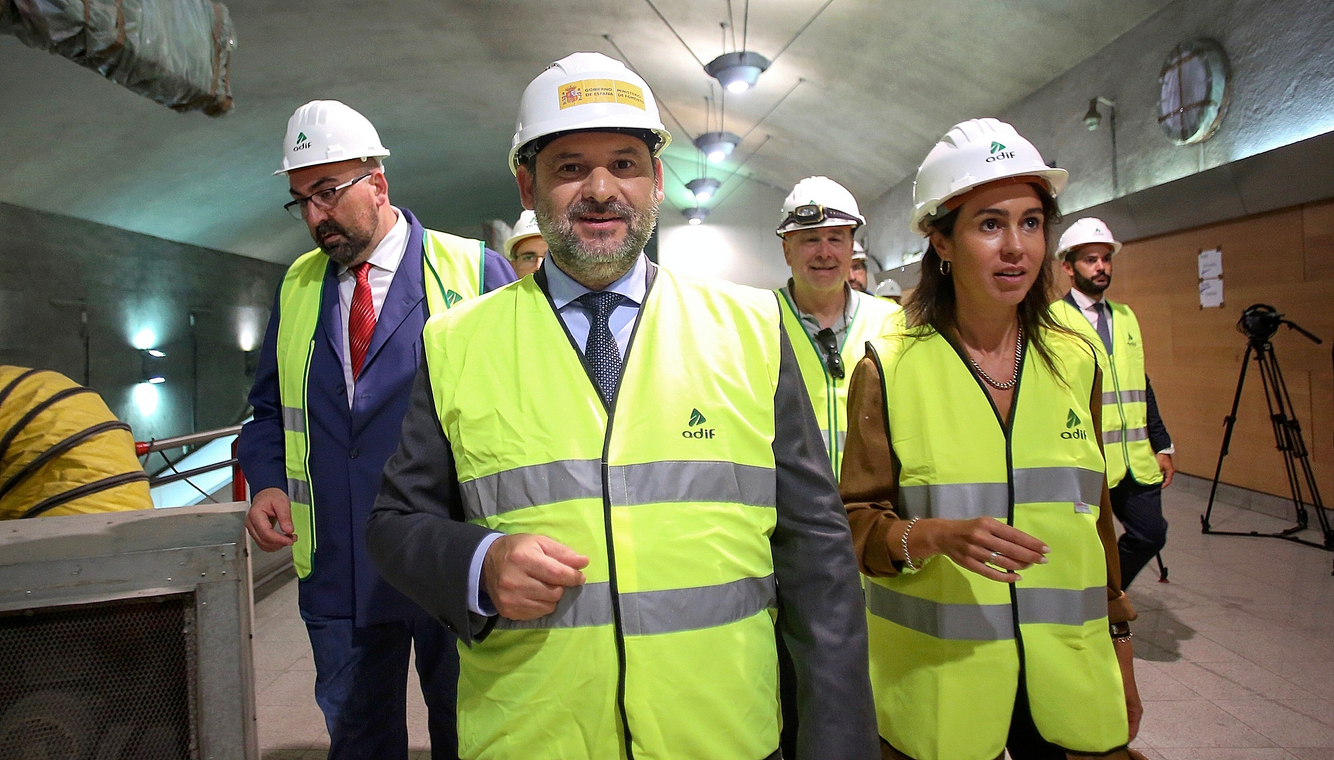 Koldo García (izda.) acompañando a Ábalos en una visita a unas obras de los túneles de Cercanías en Madrid en 2019.