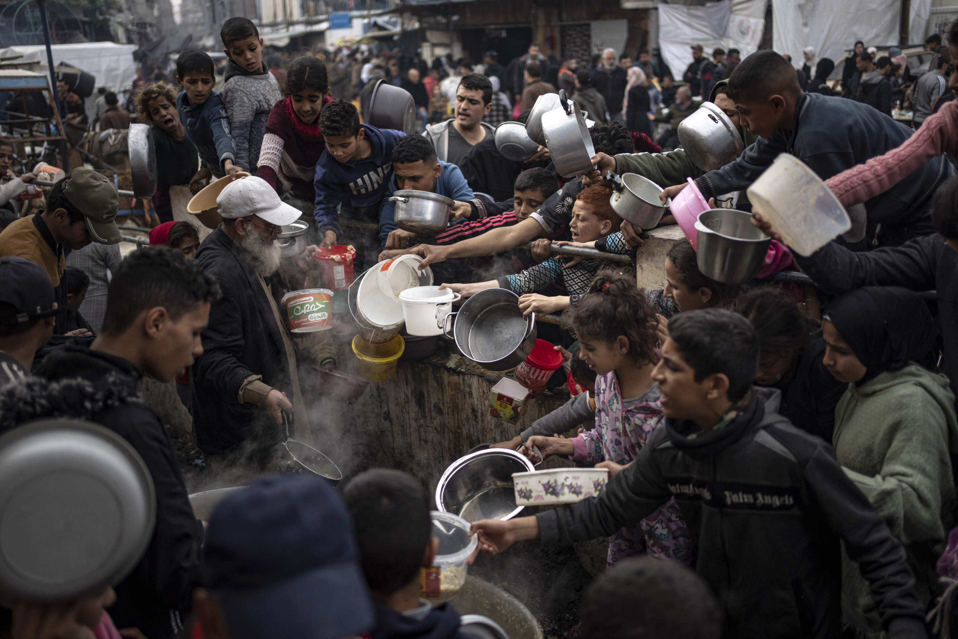 Ciudadanos palestinos pidiendo comida en Rafah.