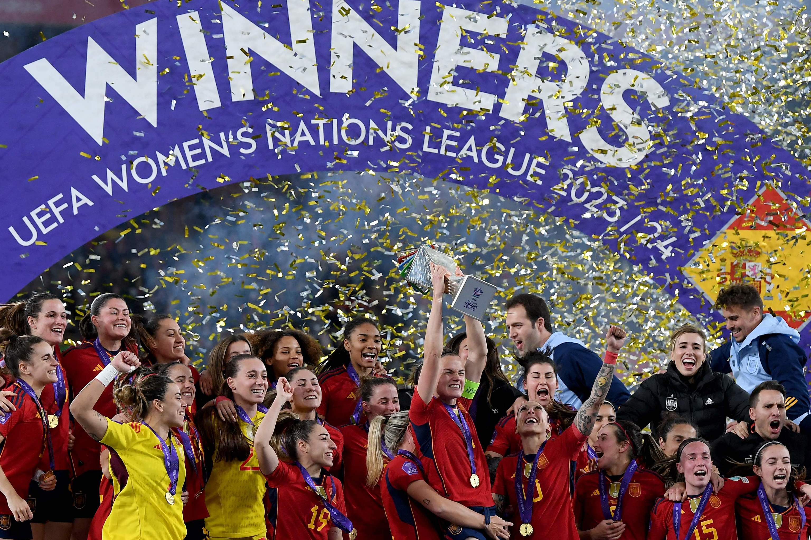 Las jugadoras españolas alzan el título en la Nations League.