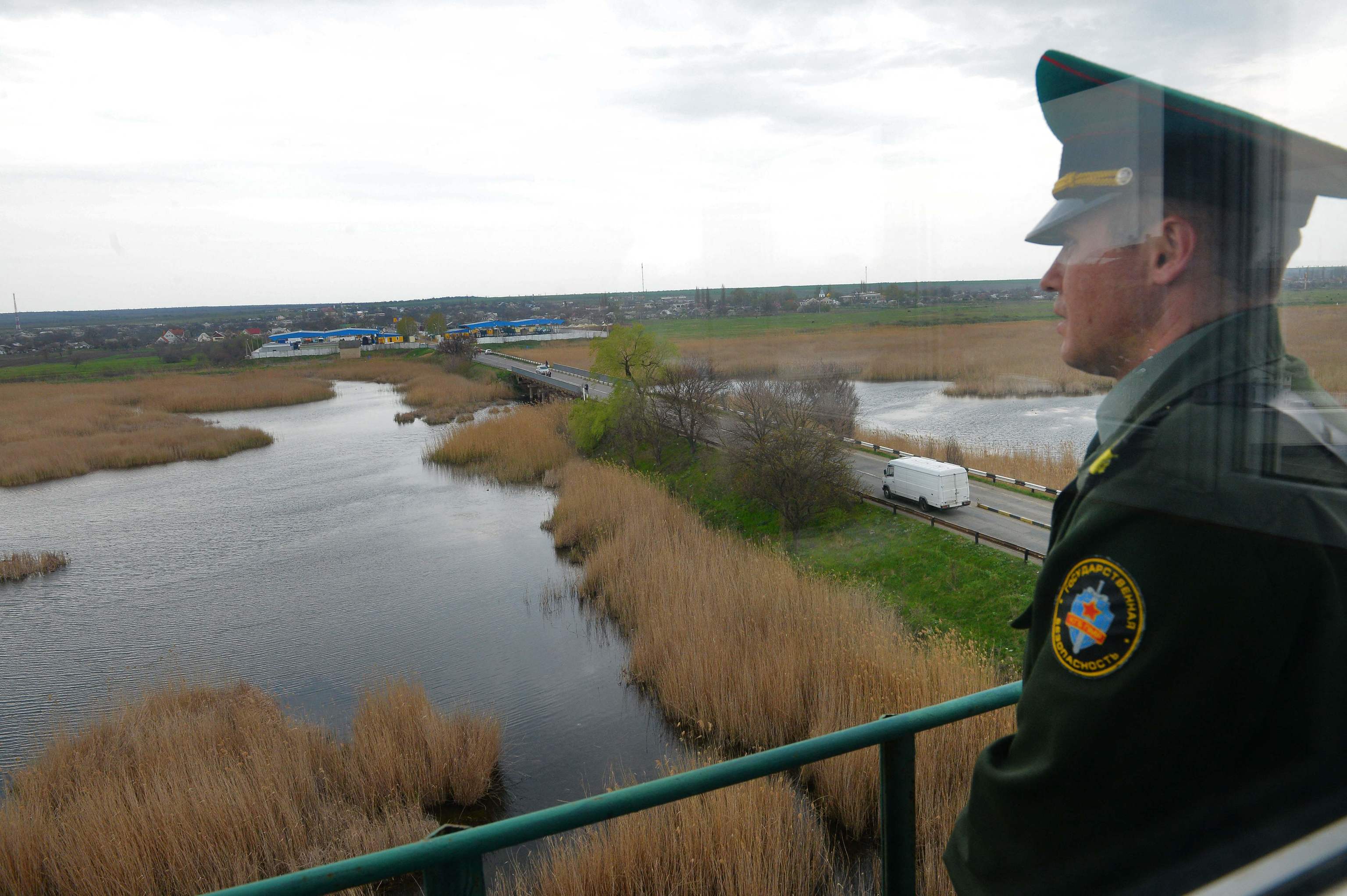 Polica transnistrio vigila la frontera con Ucrania.