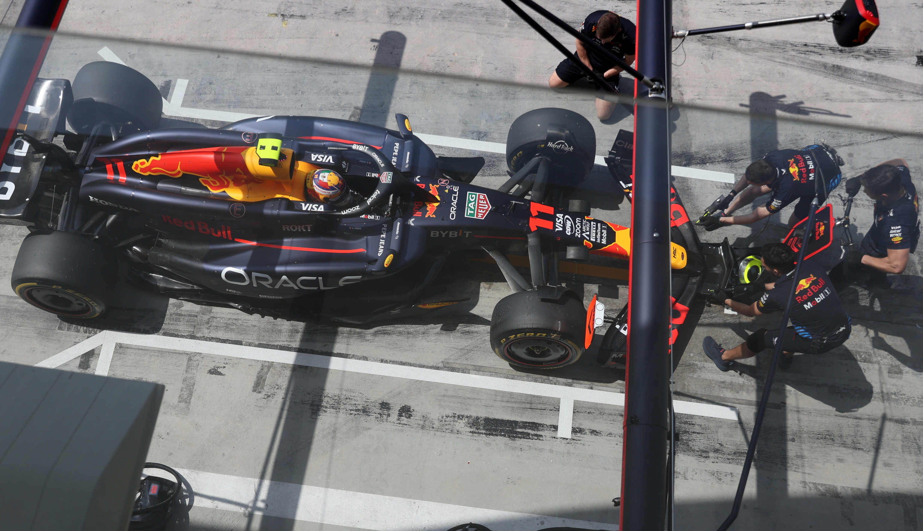 Verstappen, en el garaje de Red Bull en Bahrein.