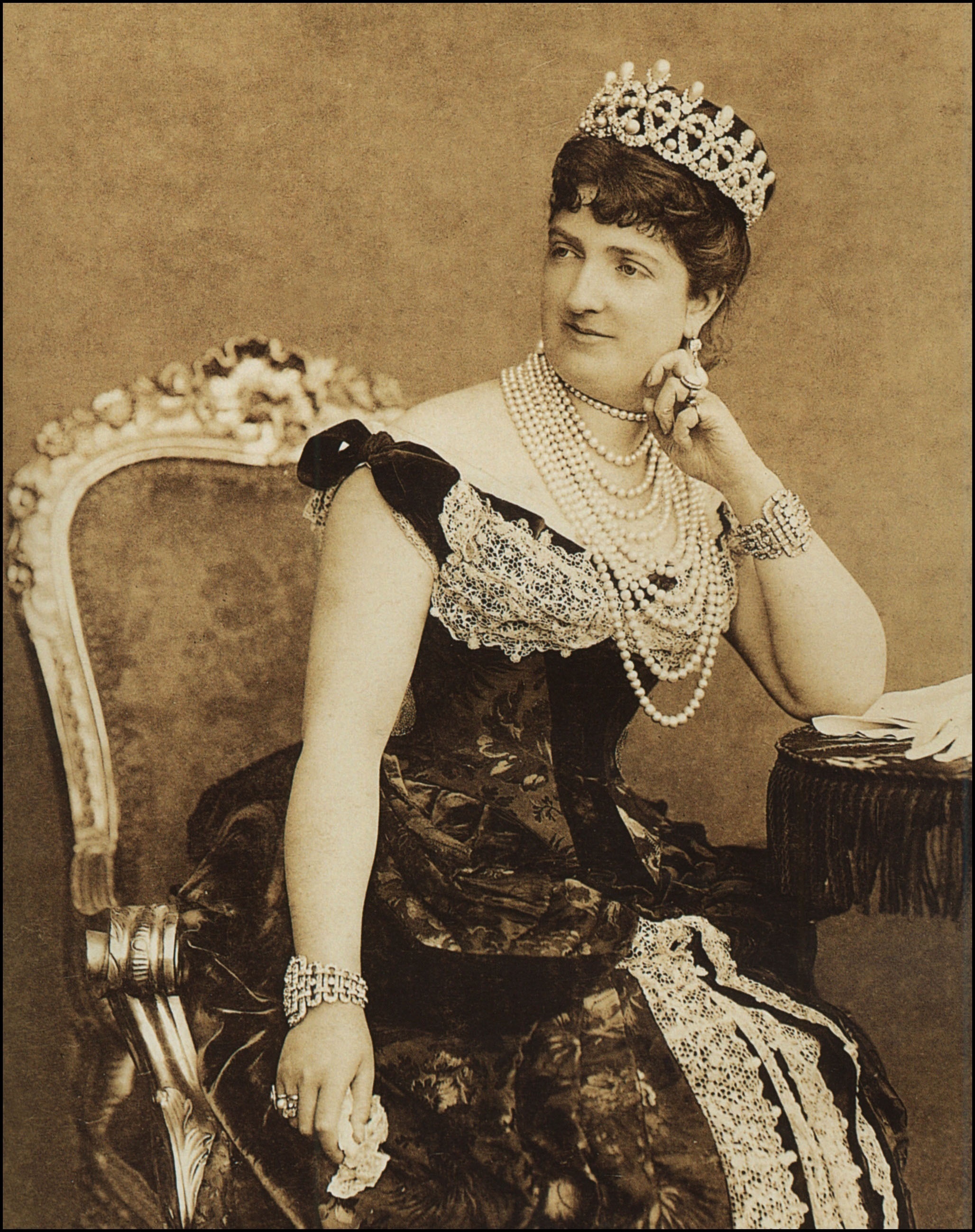 La reina Margarita con tiara y sus famosos collares de perlas.