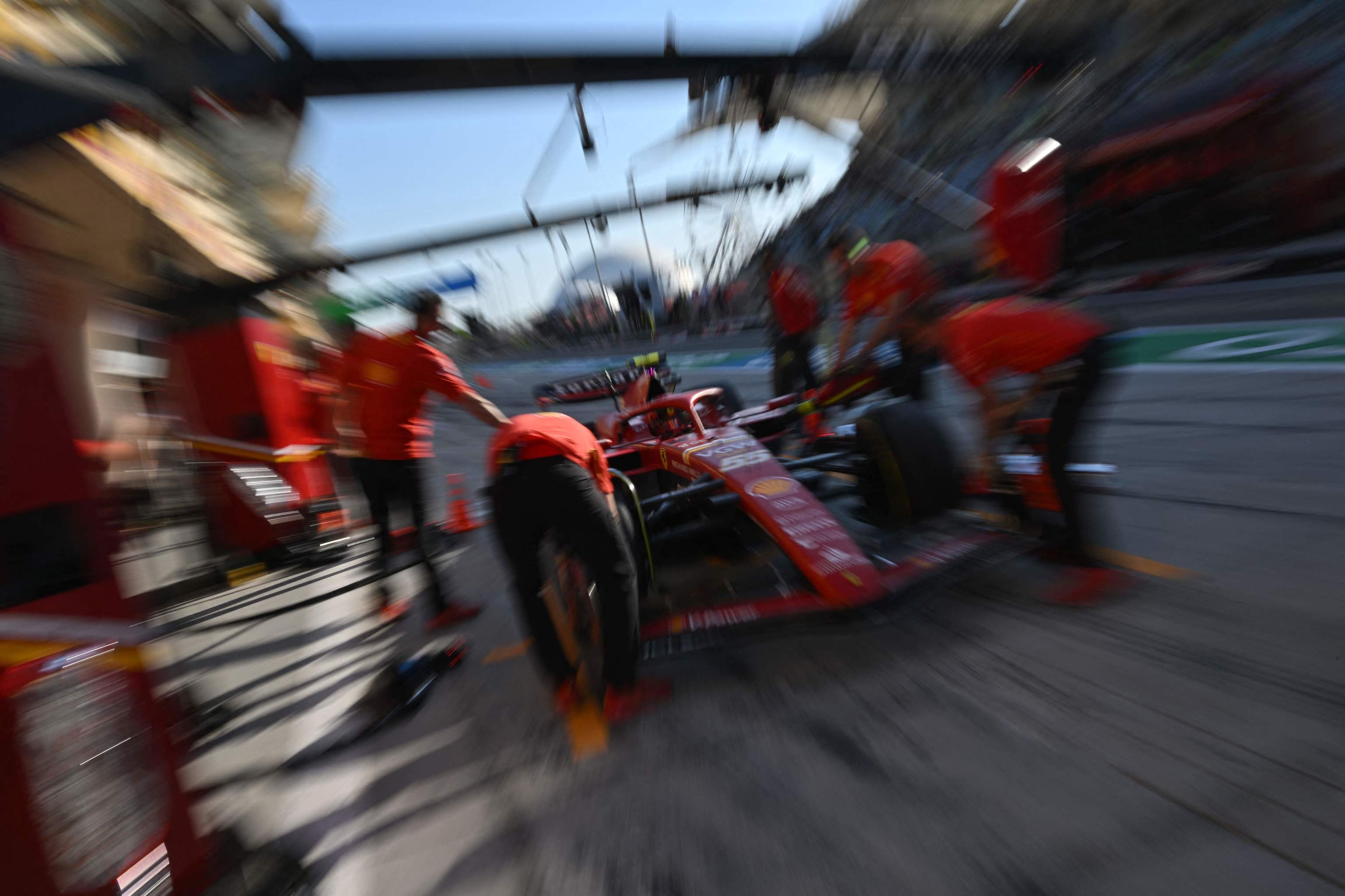 Sainz, en el garaje de Ferrari, el viernes en Sakhir.