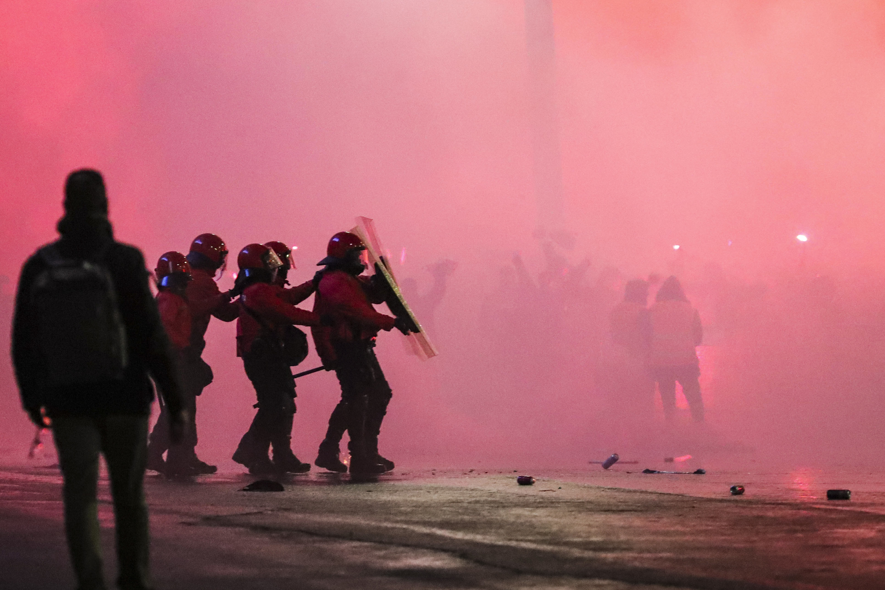 Miembros de la Ertzaintza repelen a los violentos antes del partido.