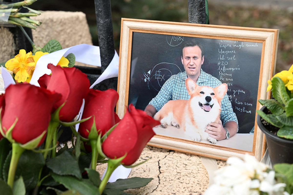 Un retrato de Alexei Navalny, rodeado de flores.