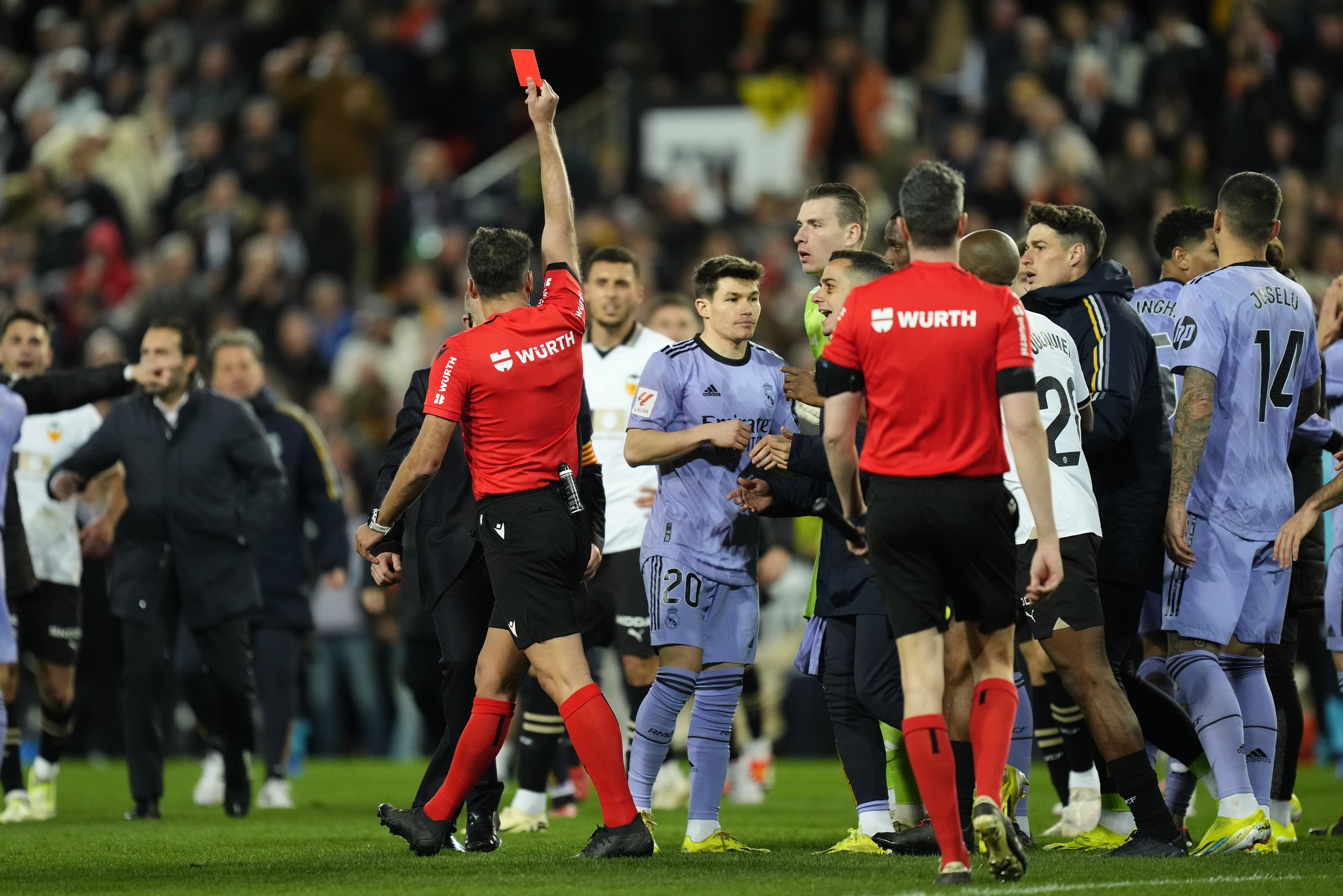 Referee Gil Manzano gives a red card to Real Madrid's Jude Bellingham after the La Liga soccer match between Valencia and Real Madrid at the  lt;HIT gt;Mestalla lt;/HIT gt; Stadium in Valencia, Spain, Saturday, March 2, 2024. (AP Photo/Jose Breton)