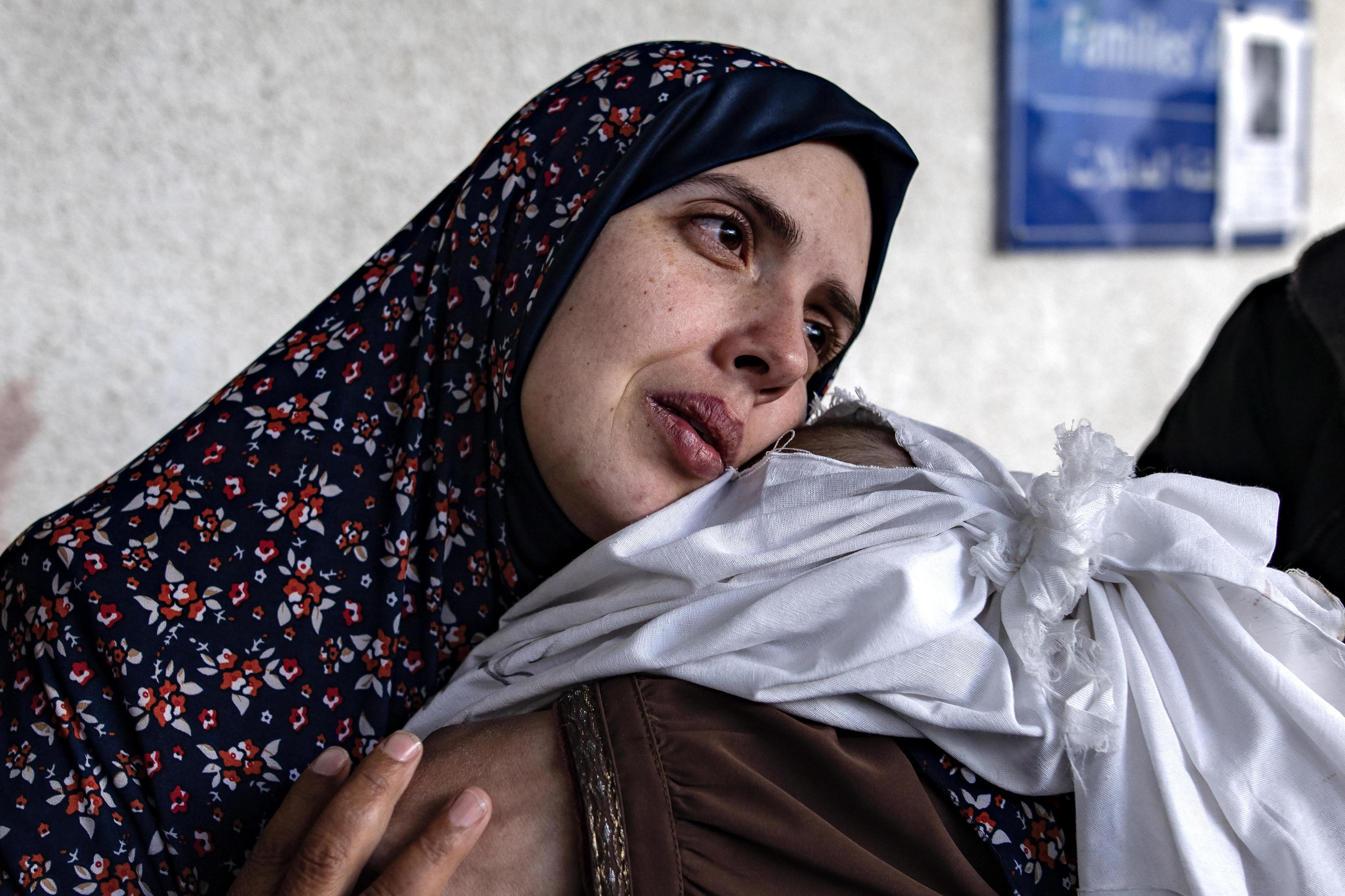 Un ataque israelí mata a 14 familiares de una mujer palestina, incluidos sus bebés de cinco meses y su marido