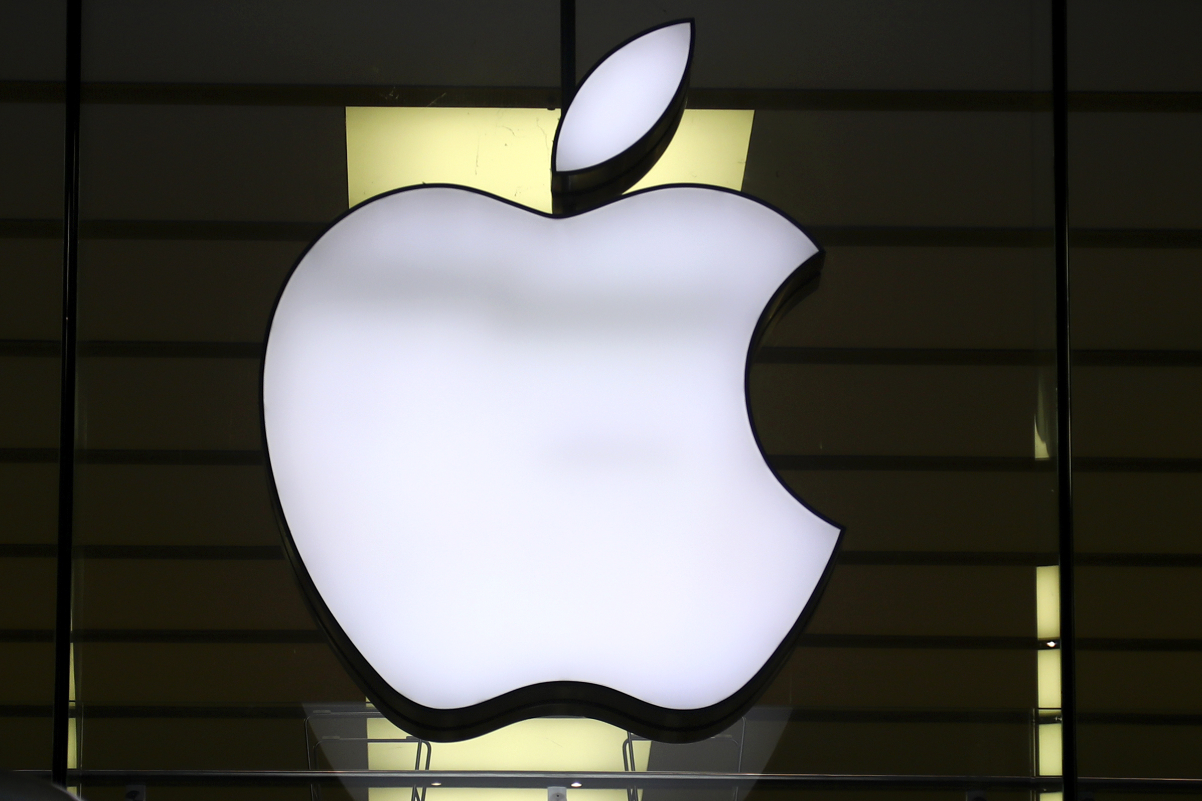 Bruselas multa con 1.800 millones a Apple por restricciones a plataformas como Spotify