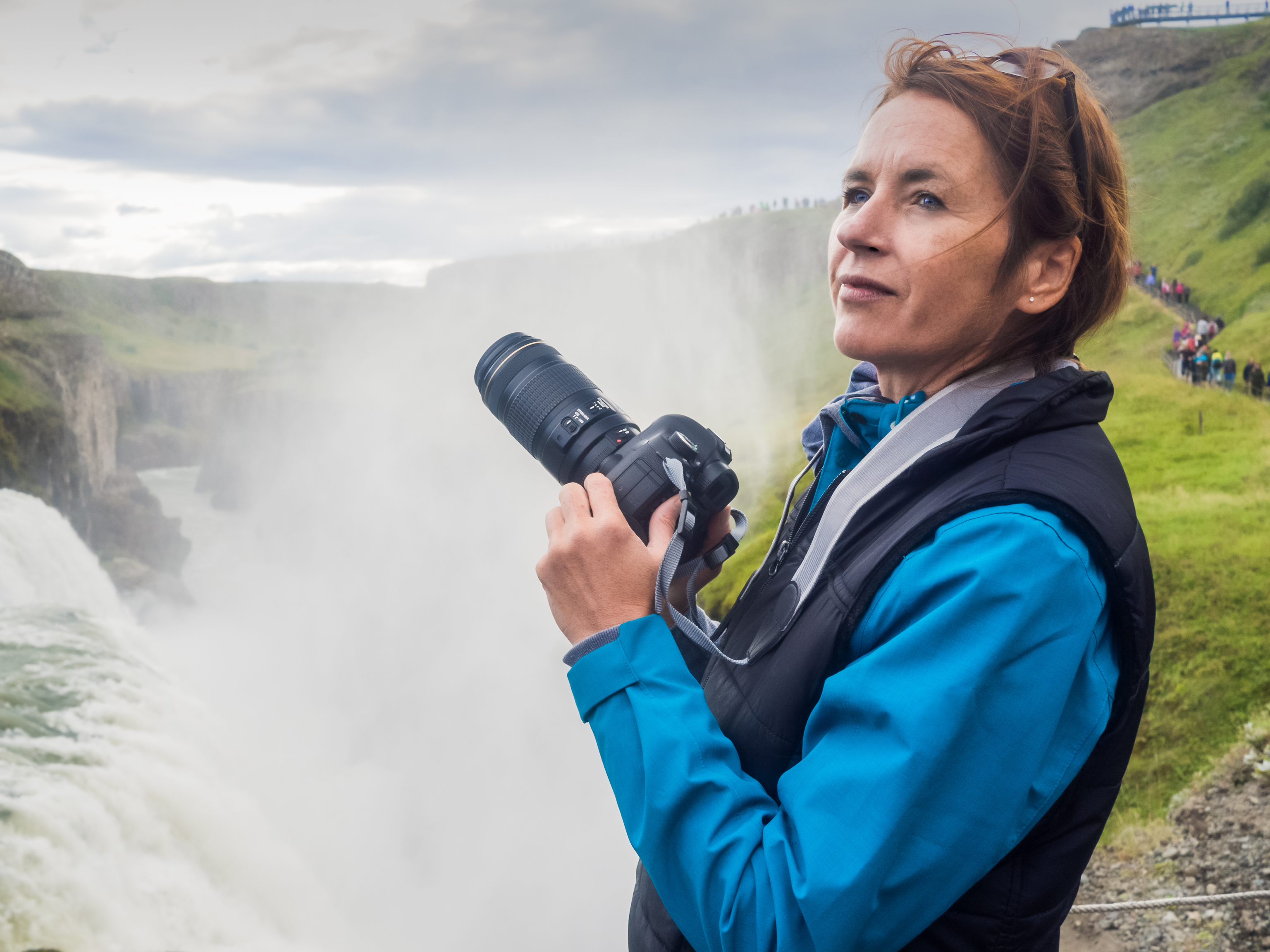 Una fotógrafa frente a la cascada de Gullfoss, en Islandia, el país más seguro del mundo, según el GPI.