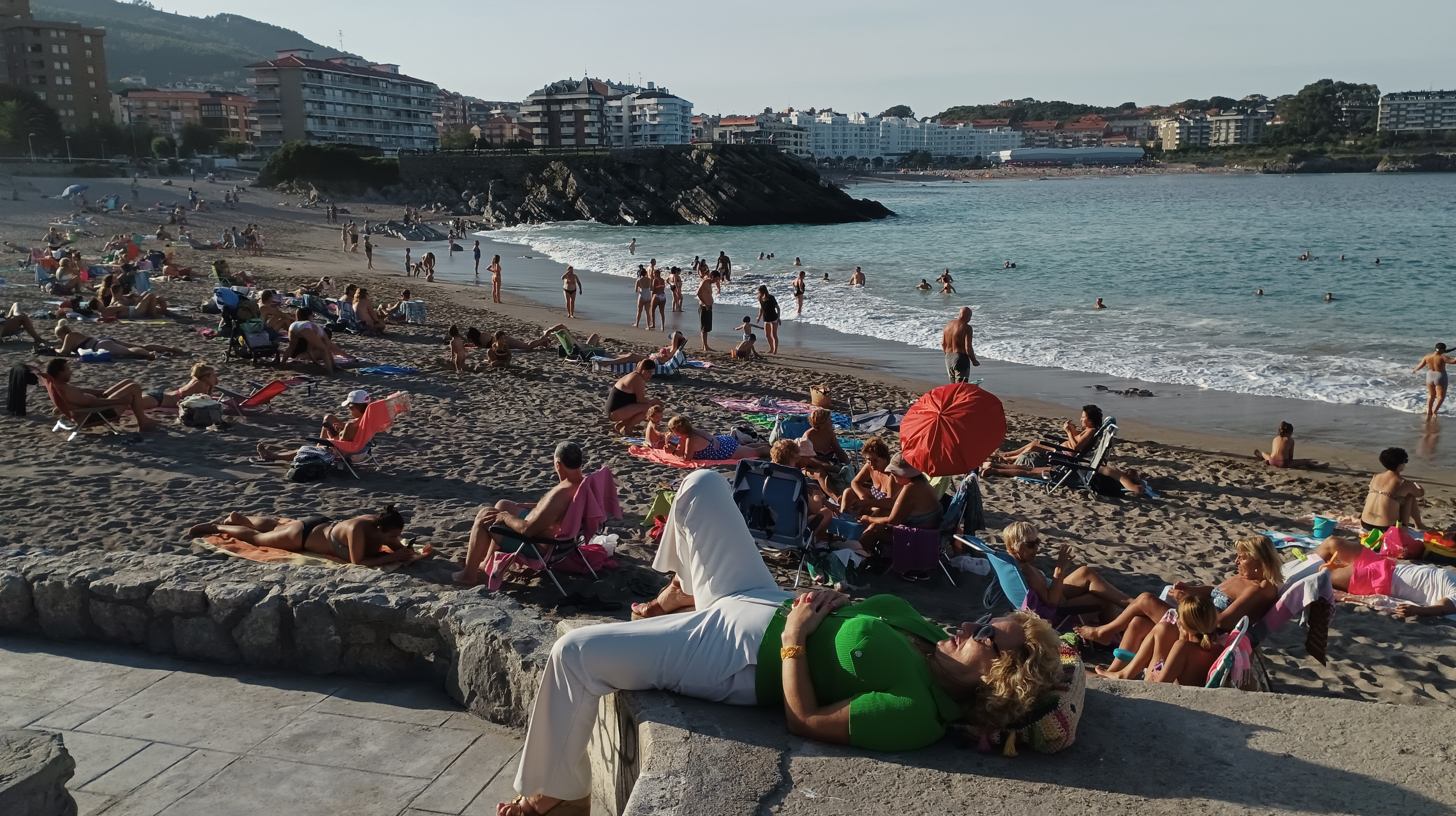 La playa de Castro Urdiales (Cantabria), llena de baistas el pasado octubre, por el inusual calor.