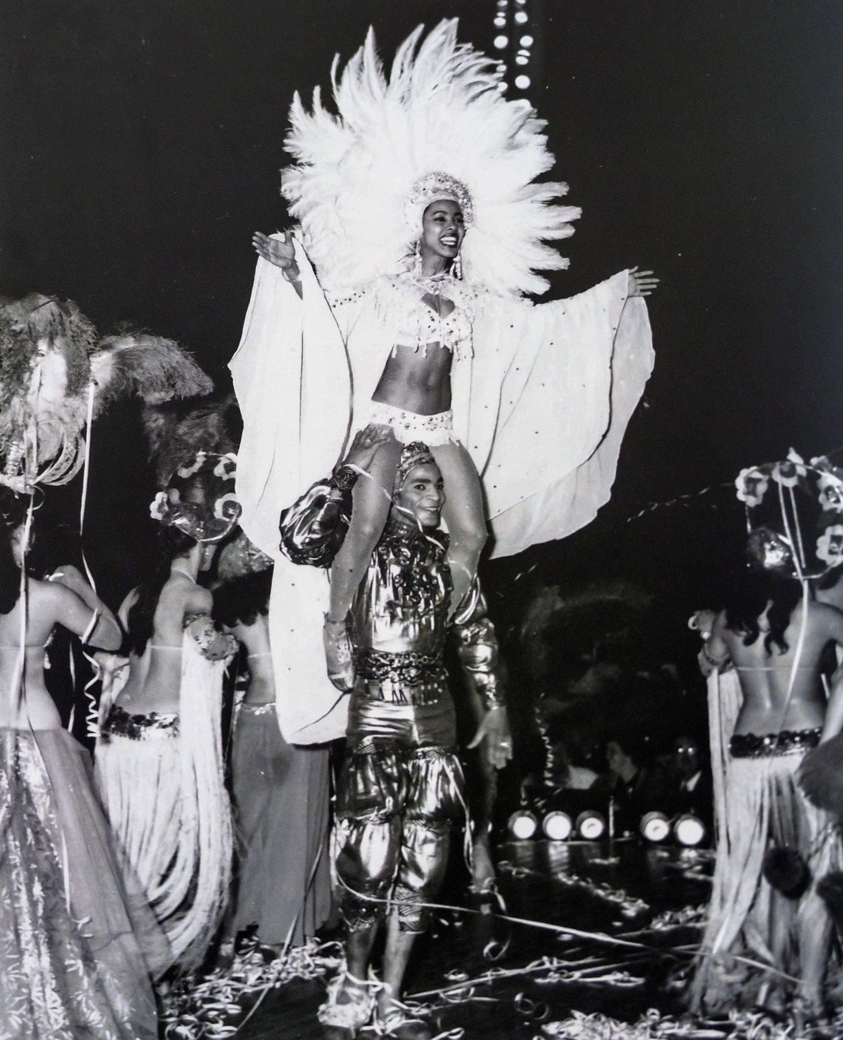 Marta y Alexander en la escena final del show 'Carnaval Carioca', del coregrafo Rodney, en Cabaret Tropicana de La Habana, hacia 1953.
