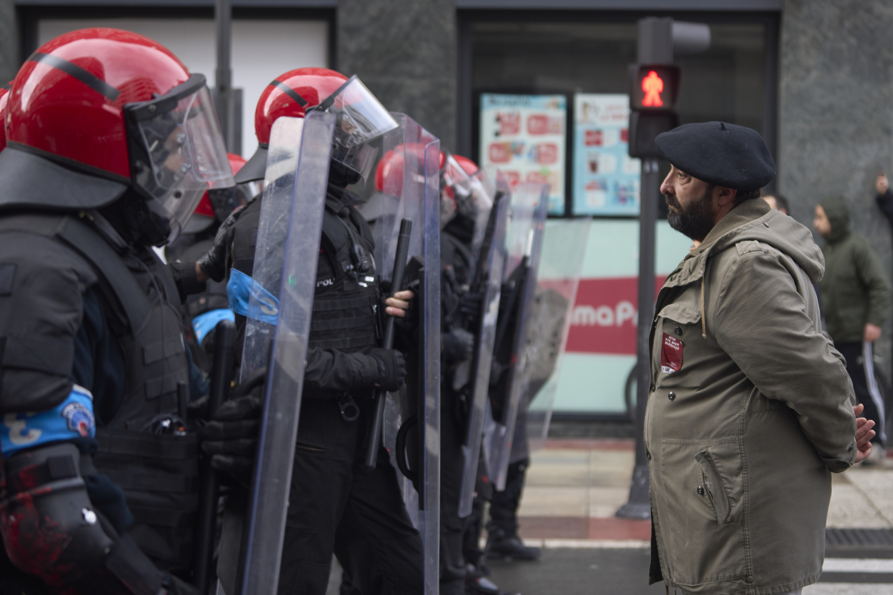 Miembros de la Brigada Mvil de la Ertzaintza permanecen desplegados antes de los incidentes del pasado domingo en el centro de Vitoria.