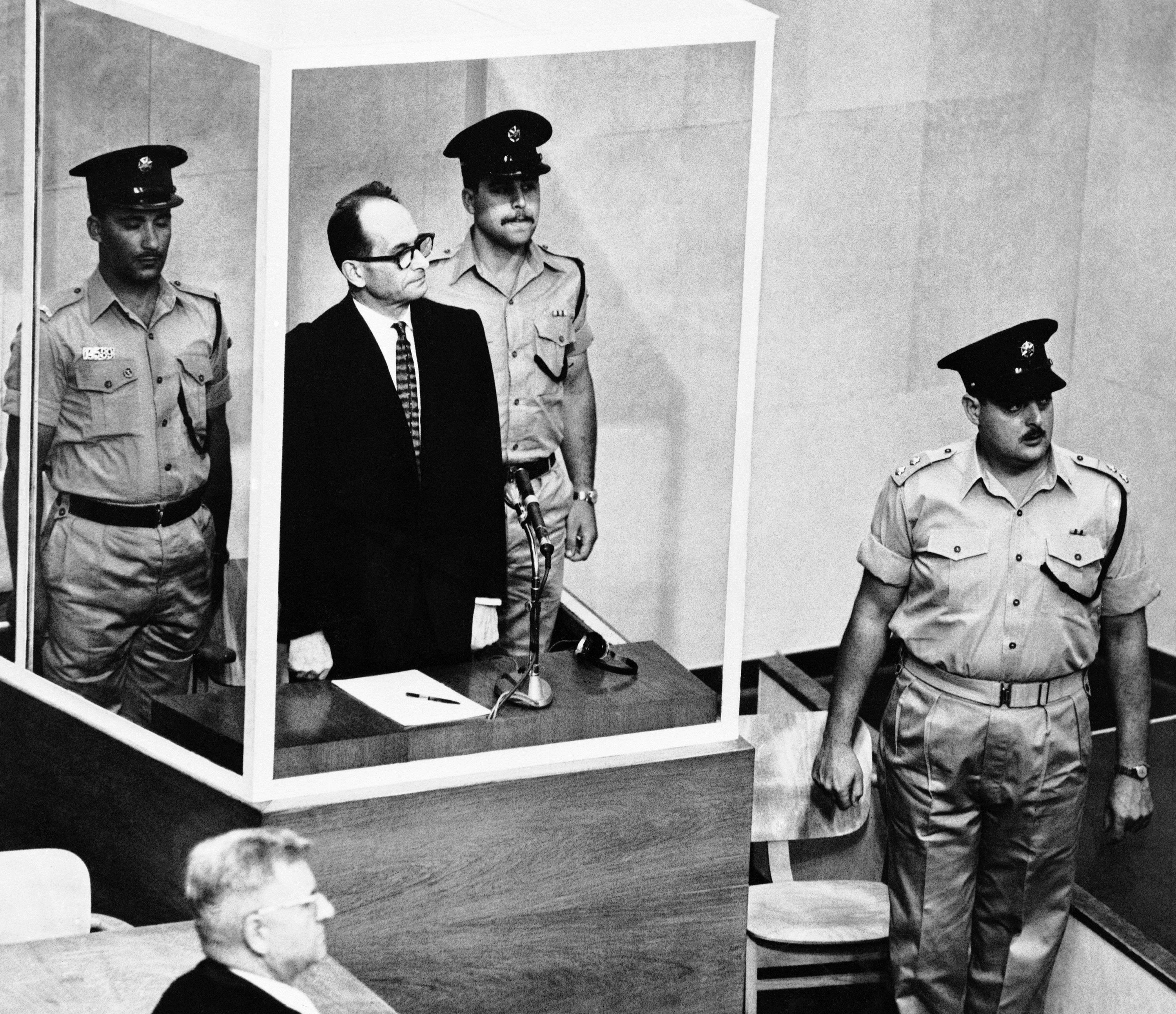 Adolf Eichmann, flanqueado por guardias ante el tribunal de Jerusaln.