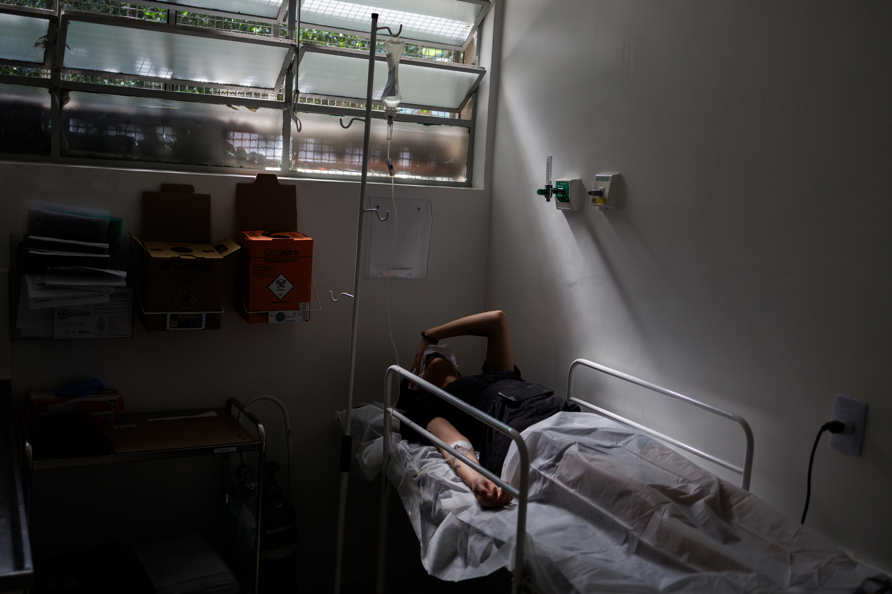 Una persona con  dengue recibe atención médica en una Unidad Básica de Salud, este martes en la ciudad de São Paulo (Brasil).